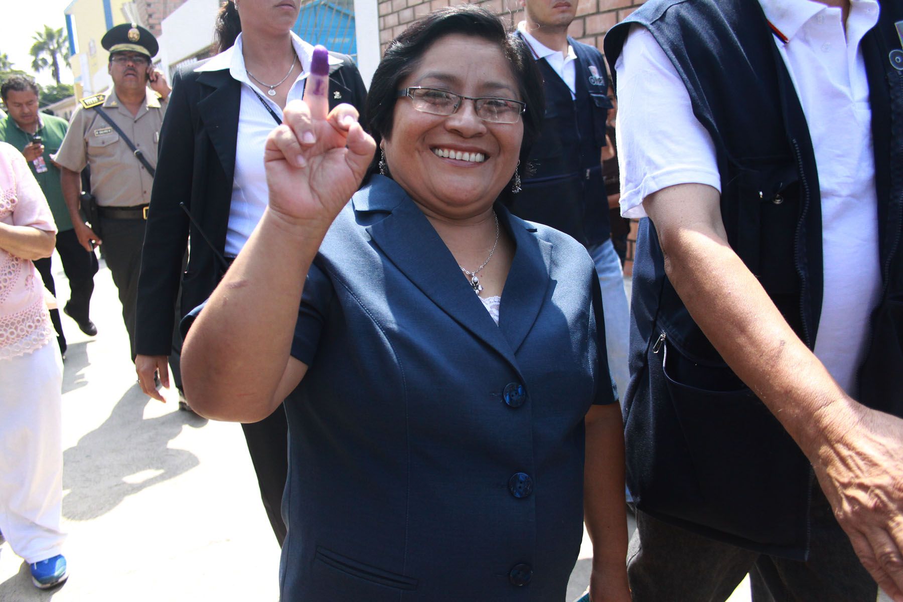 La candidata presidencial por Fuerza Nacional, Juliana Reymner, vota en el colegio Andrès Bello en Pueblo Libre.
Foto: ANDINA/ Jessica Vicente