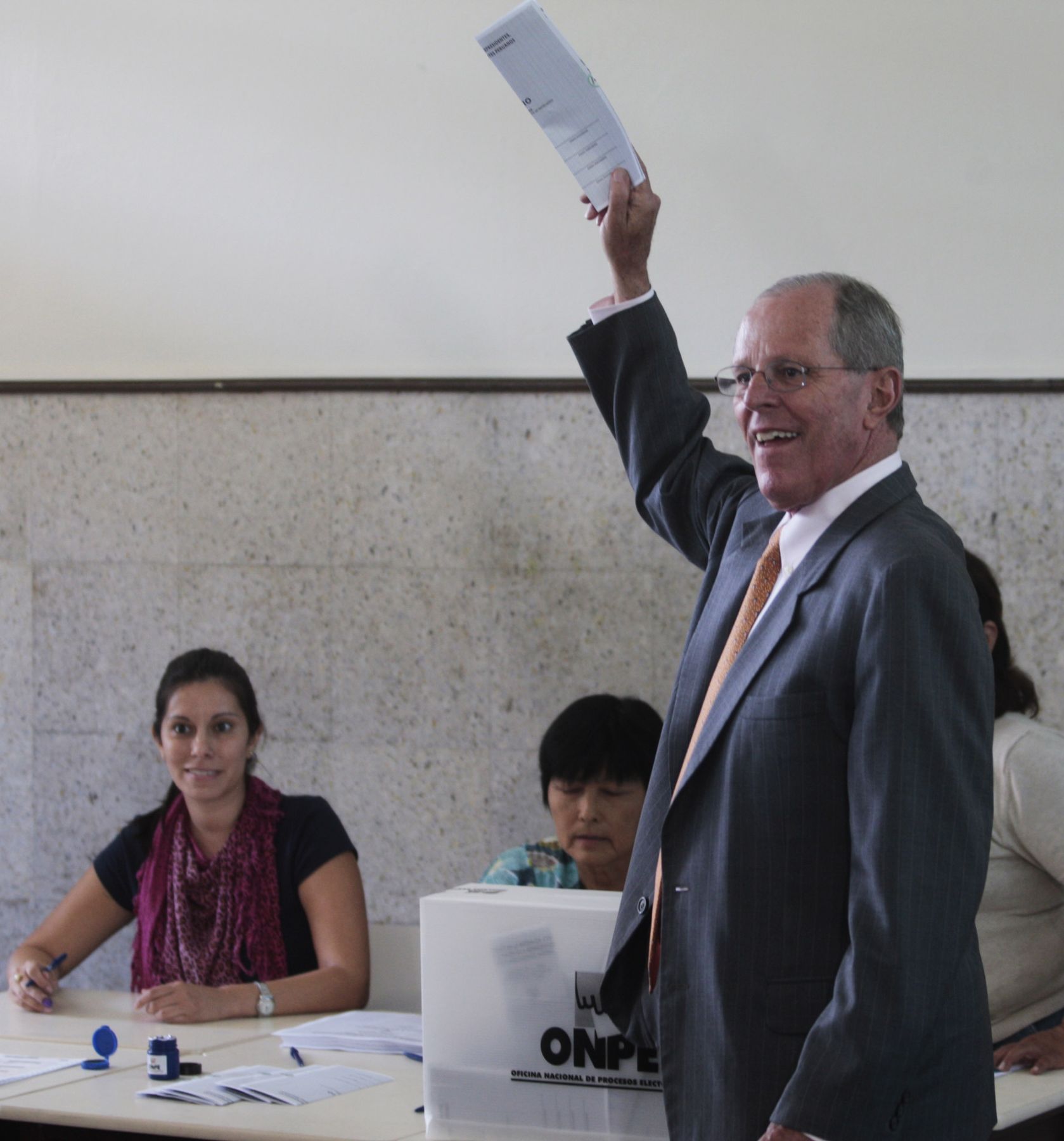 El candidato presidencial de Alianza por el Gran Cambio, Pedro Pablo Kuczynski en, vota en el colegio San Agustin.Foto: ANDINA/Jack Ramón