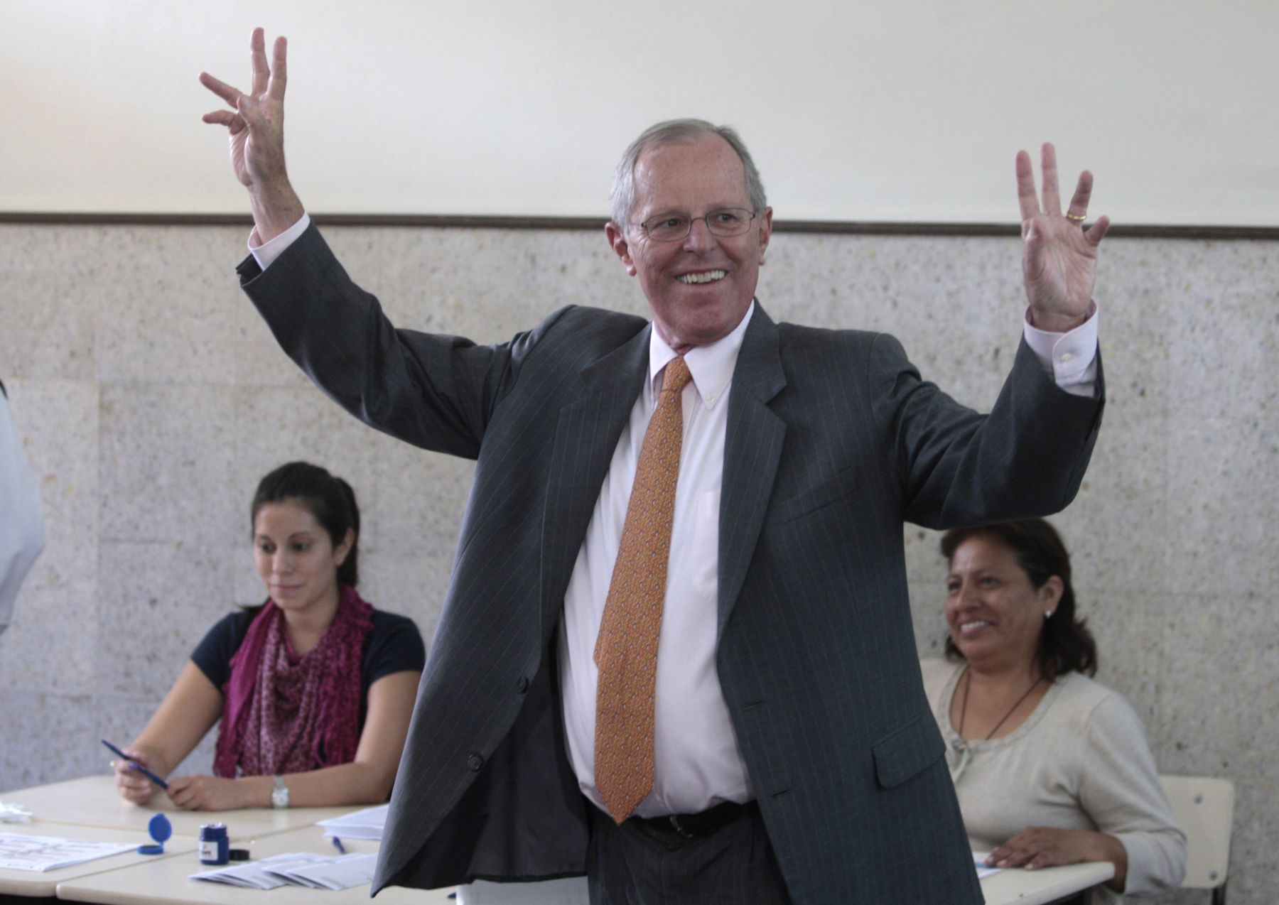 El candidato presidencial de Alianza por el Gran Cambio, Pedro Pablo Kuczynskien, vota en el colegio San Agustin.
Foto: ANDINA/ Jack Ramón