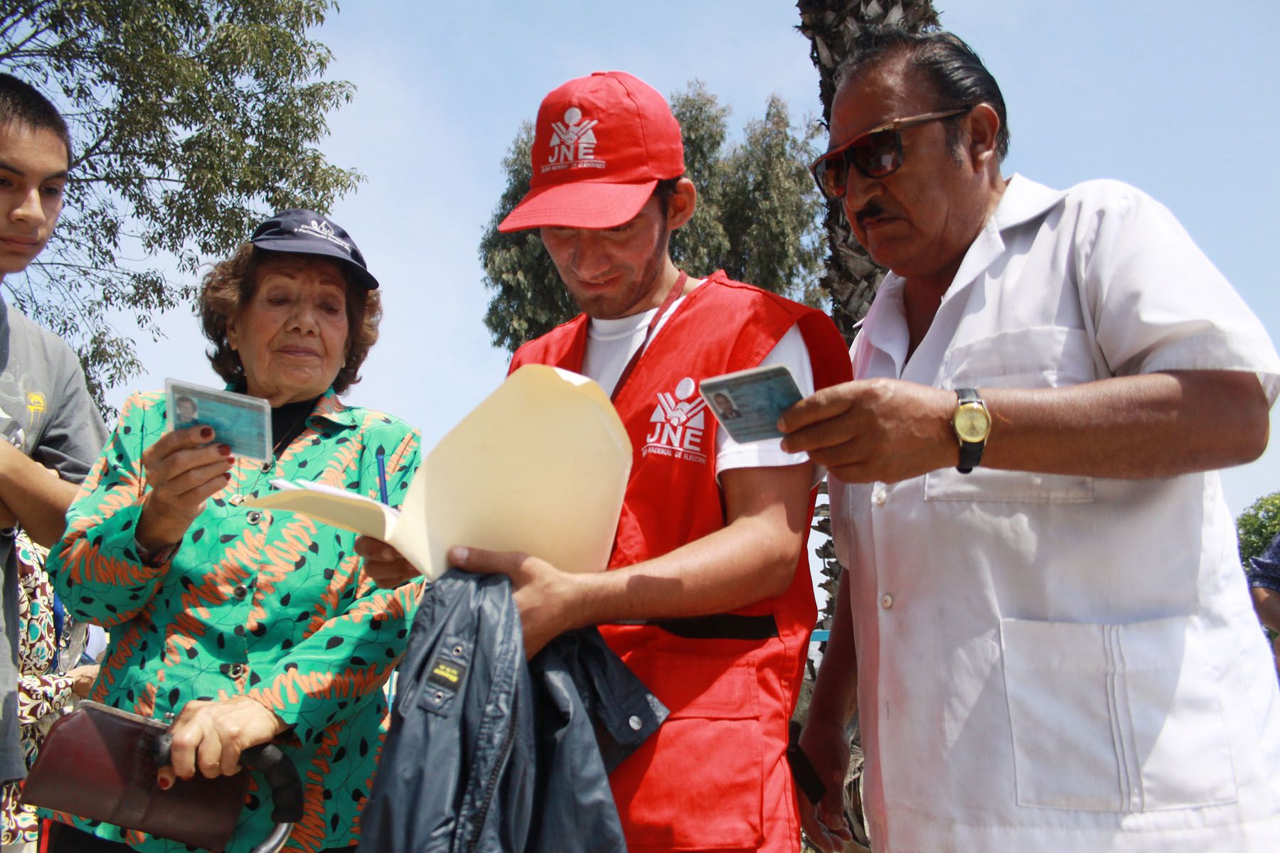 Votantes asisten a sufragar y reciben el apoyo de representantes del JNE.
Foto: ANDINA/Jessica Vicente