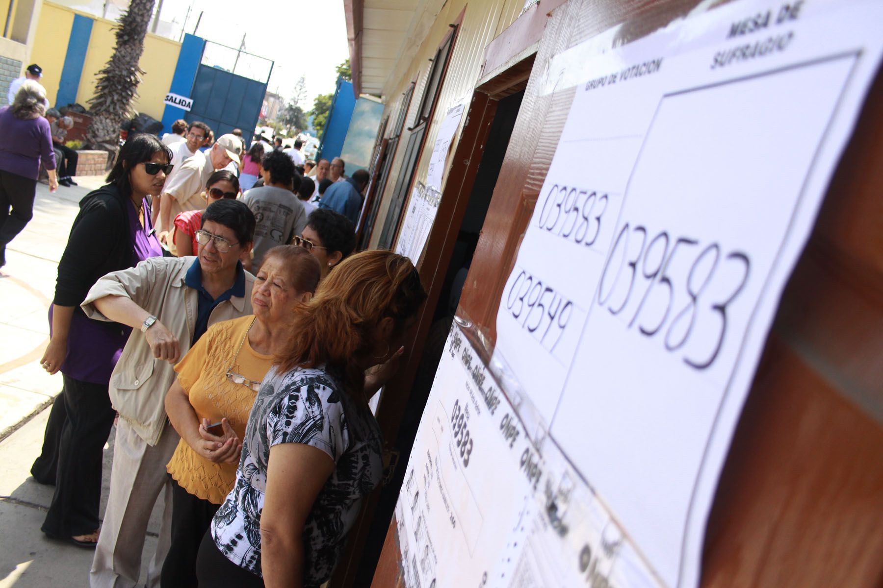 Colas para ingresar a depositar su voto. 
Foto: ANDINA/Jessica Vicente