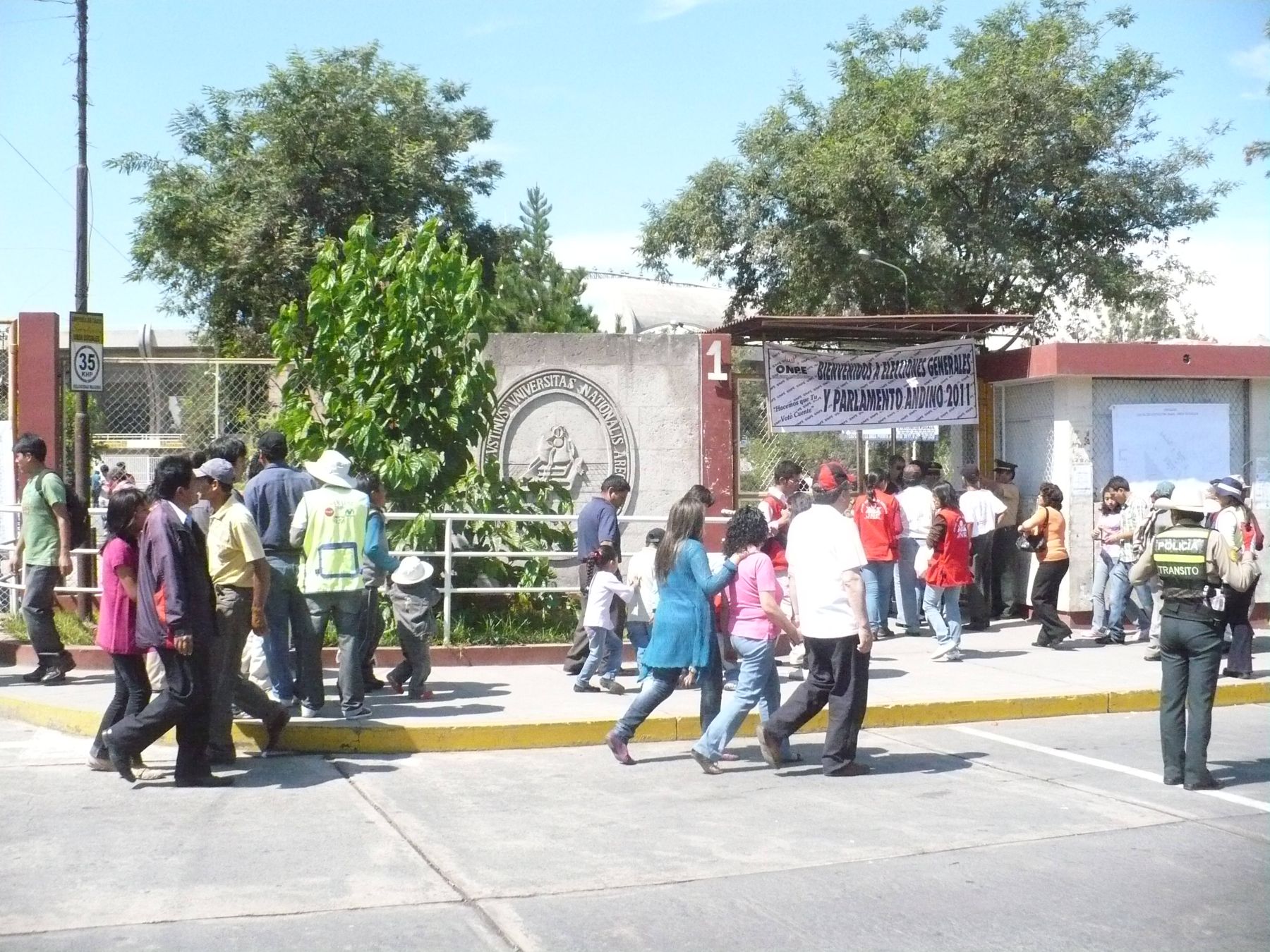 Población arequipeña acude a cumplir con su deber ciudadano desde temprano. Foto: ANDINA / Rocío Méndez.