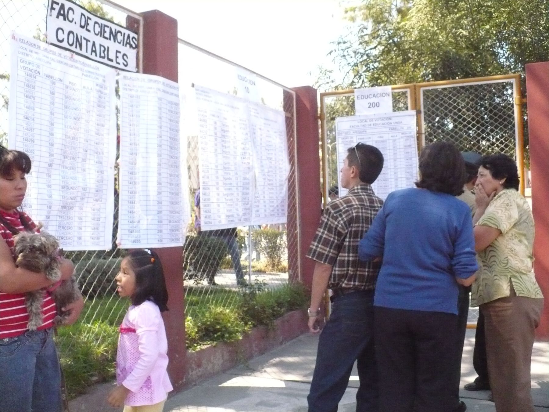Arequipeños en local de votación. Foto: ANDINA / Rocío Méndez.
