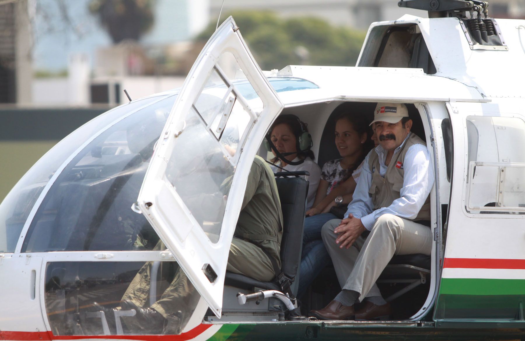 La presidenta del Consejo de Ministros, Rosario Fernández, y el ministro del Interior, Miguel Hidalgo, inspeccionaron desde un helicóptero el desarrollo de la jornada electoral. 
Foto: ANDINA/Jessica Vicente