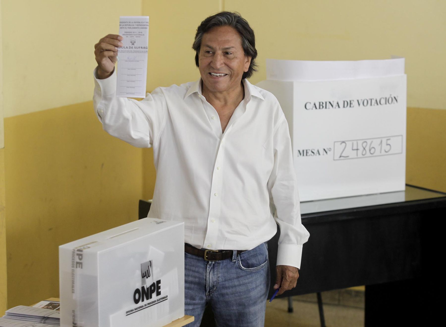 El candidato de Perú Posible, Alejandro Toledo, emite su voto en el Colegio Félix Tello en La Molina.
Foto: ANDINA/Alberto Orbegoso