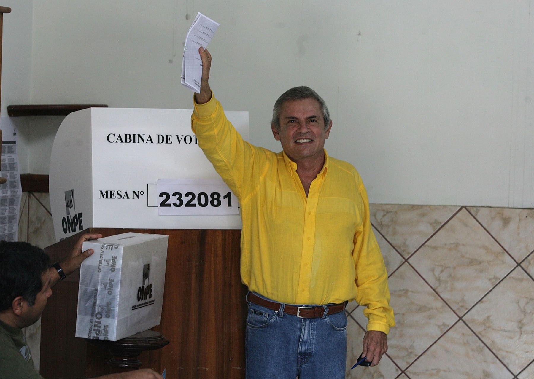 El candidato de Solidaridad,  Luis Castañeda, emite su voto en el Instituto Ateneo en La Molina. 
Foto: ANDINA/ Rubén Grández