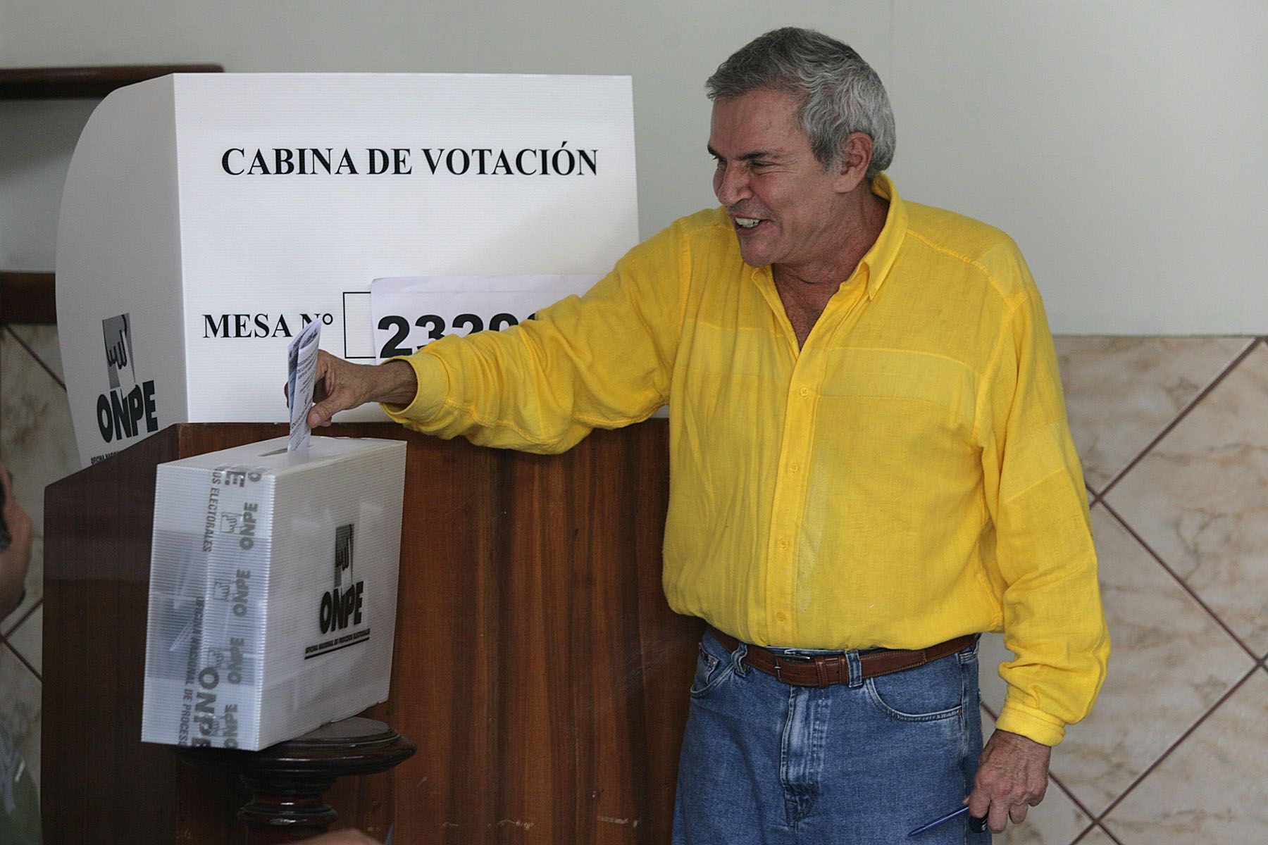 El candidato de Solidaridad,  Luis Castañeda, emite su voto en el Instituto Ateneo en La Molina. 
Foto: ANDINA/ Rubén Grández