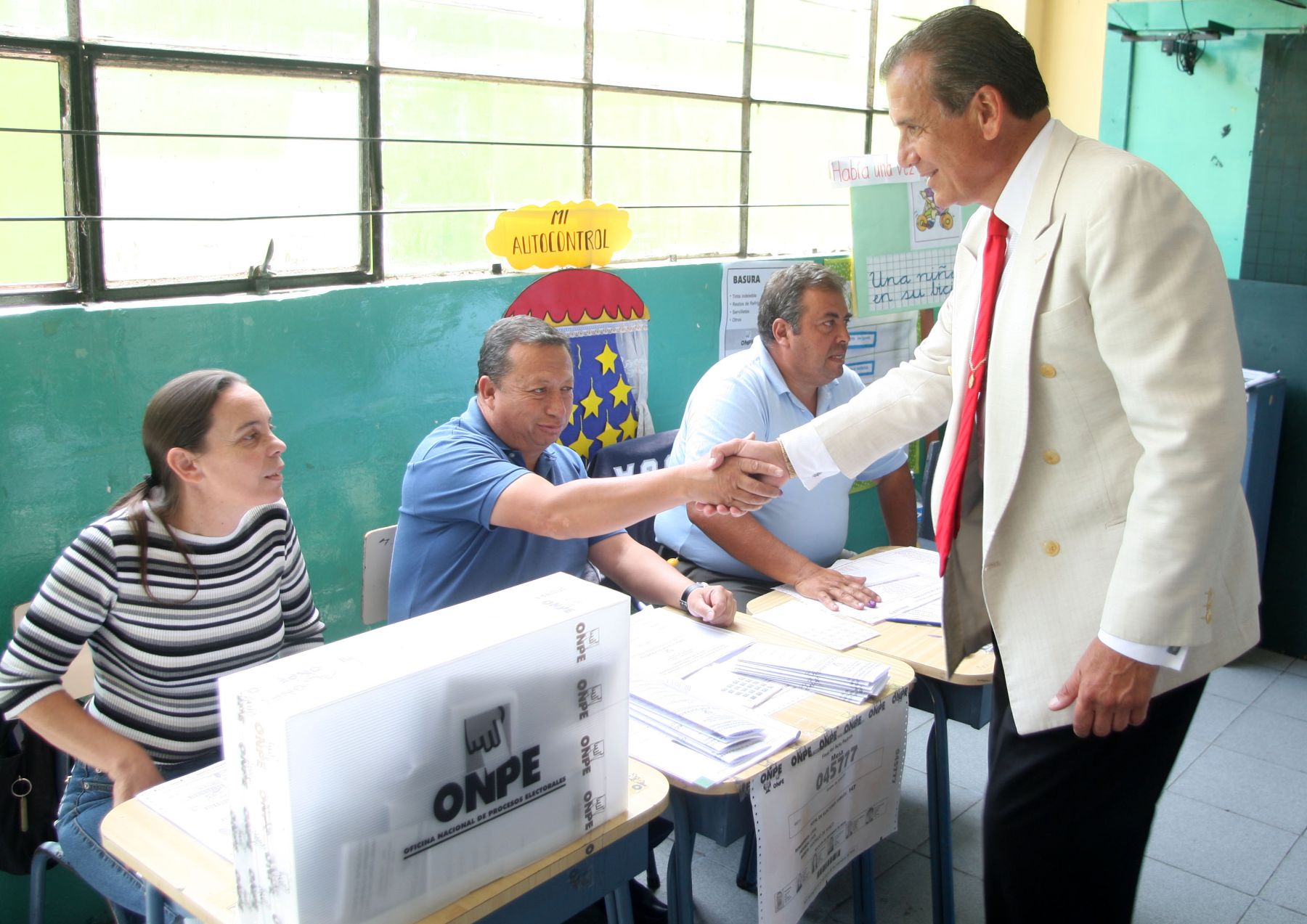 El candidato de Despertar Nacional, Ricardo Noriega, emite su voto en un centro educativo de Surco.
Foto: ANDINA/ Héctor Vinces