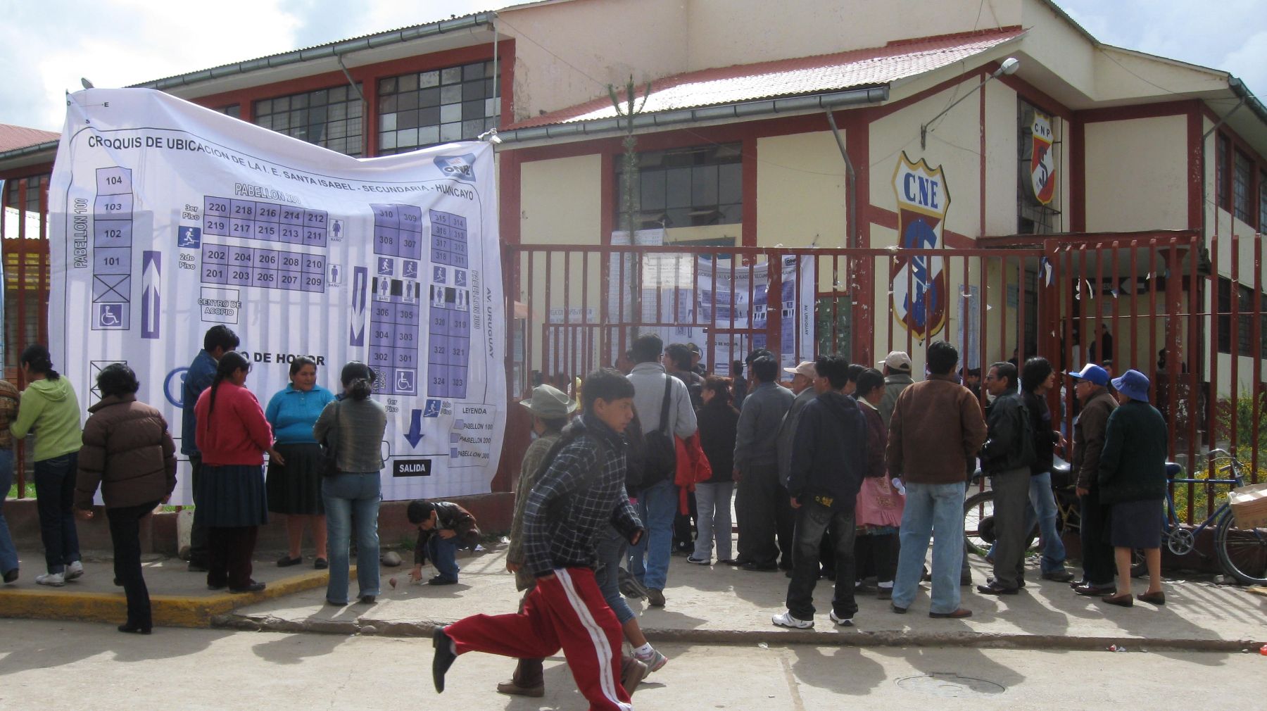 Electores de Huancayo acuden a votar a institución educativa Santa Isabel. Foto: Pedro Tinoco.