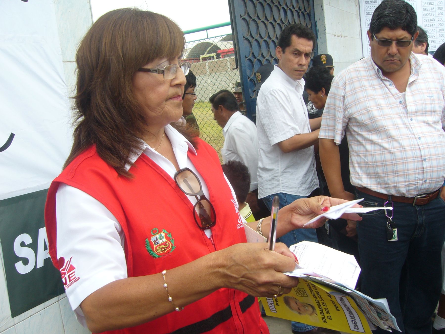 Jefa del Jurado Electoral Especial (JEE)-Chiclayo, Manuela Zeña, muestra cartillas con propaganda electoral incautadas a miembros de mesa. 
Foto: ANDINA/Silvia De paz.