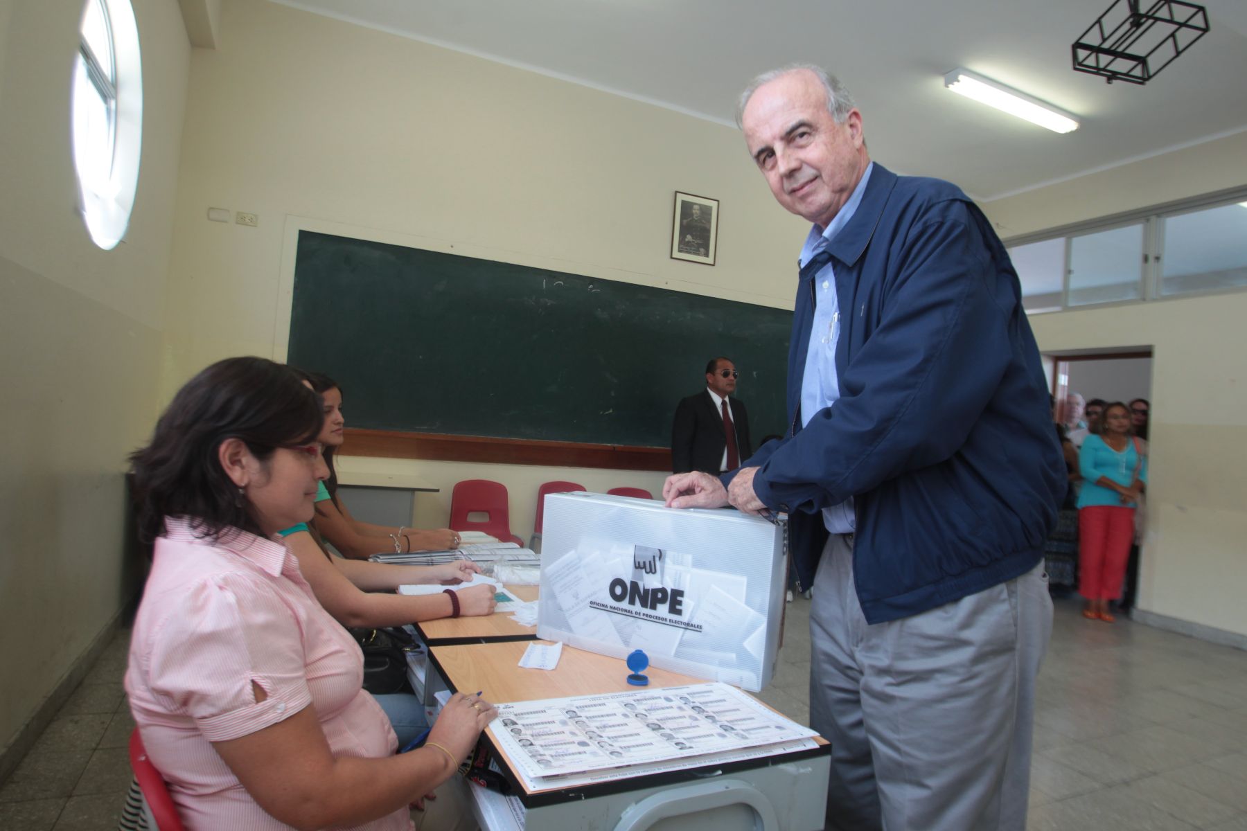 Ministro de Economía Ismael Benavides, emitió su voto en el colegio Alfonso Ugarte.  Foto: ANDINA / Piero Vargas