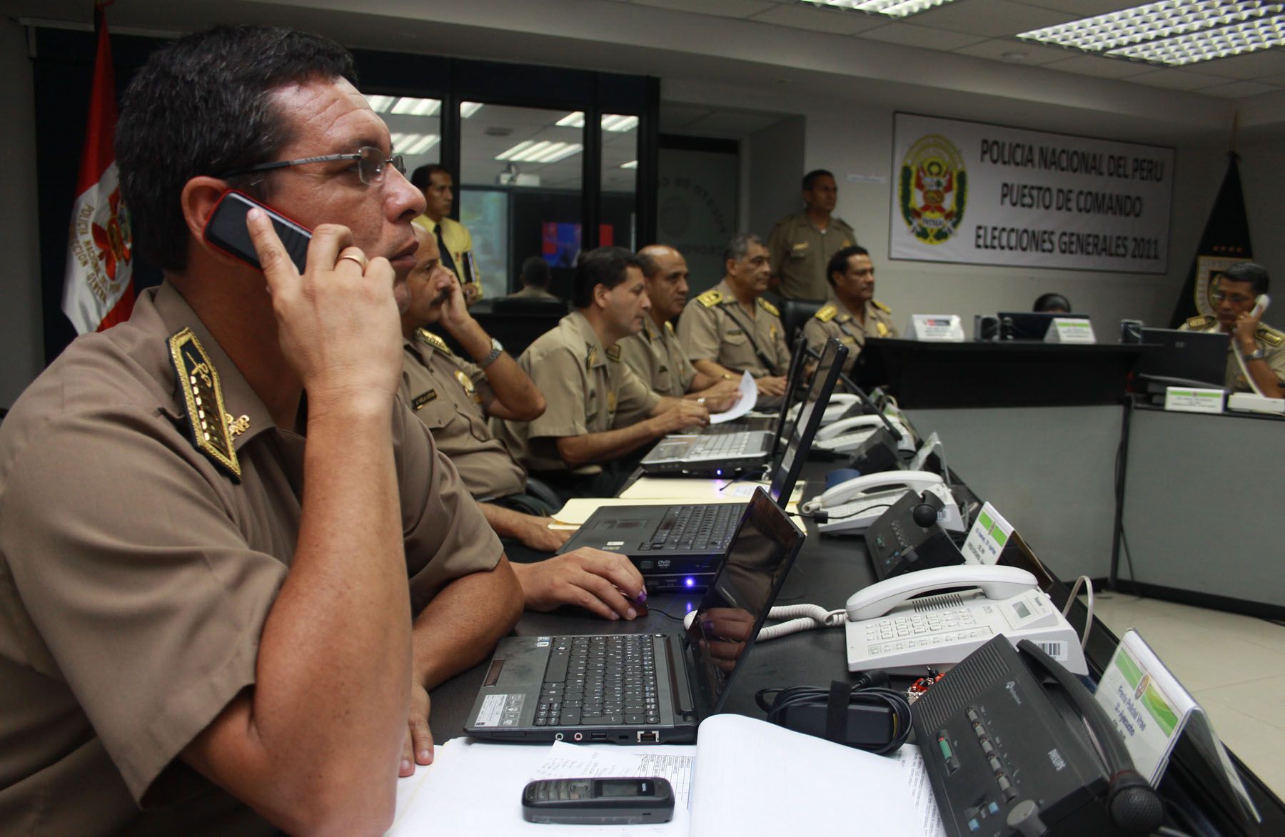 El alto mando de la policía nacional, a cargo del director general de la PNP, Raúl Becerra, monitorea elecciones 2011 desde centro de comando el Ministerio del Interior. Foto: 
ANDINA/ Jessica Vicente
