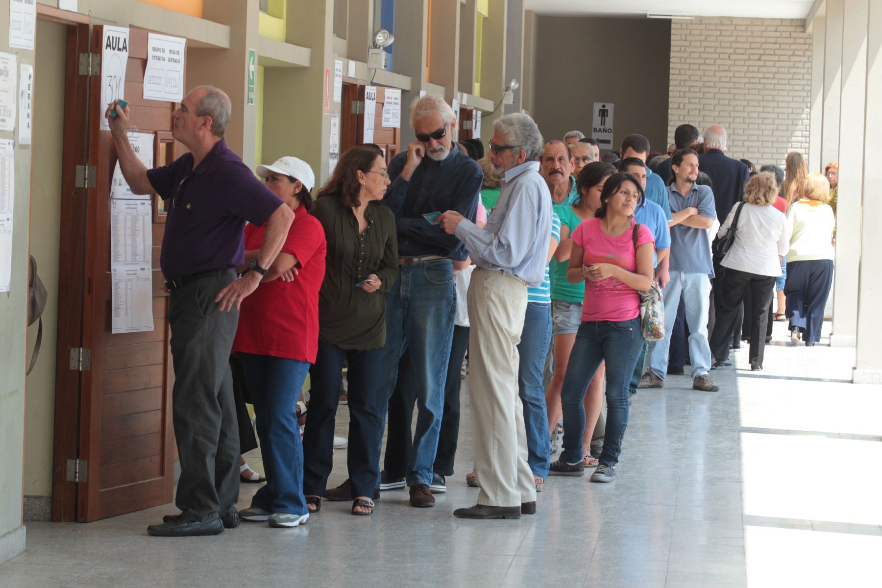 Votantes esperan en la fila para emitir su voto en el Colegio Alfonso Ugarte de San Isidro. Foto: ANDINA /Piero Vargas