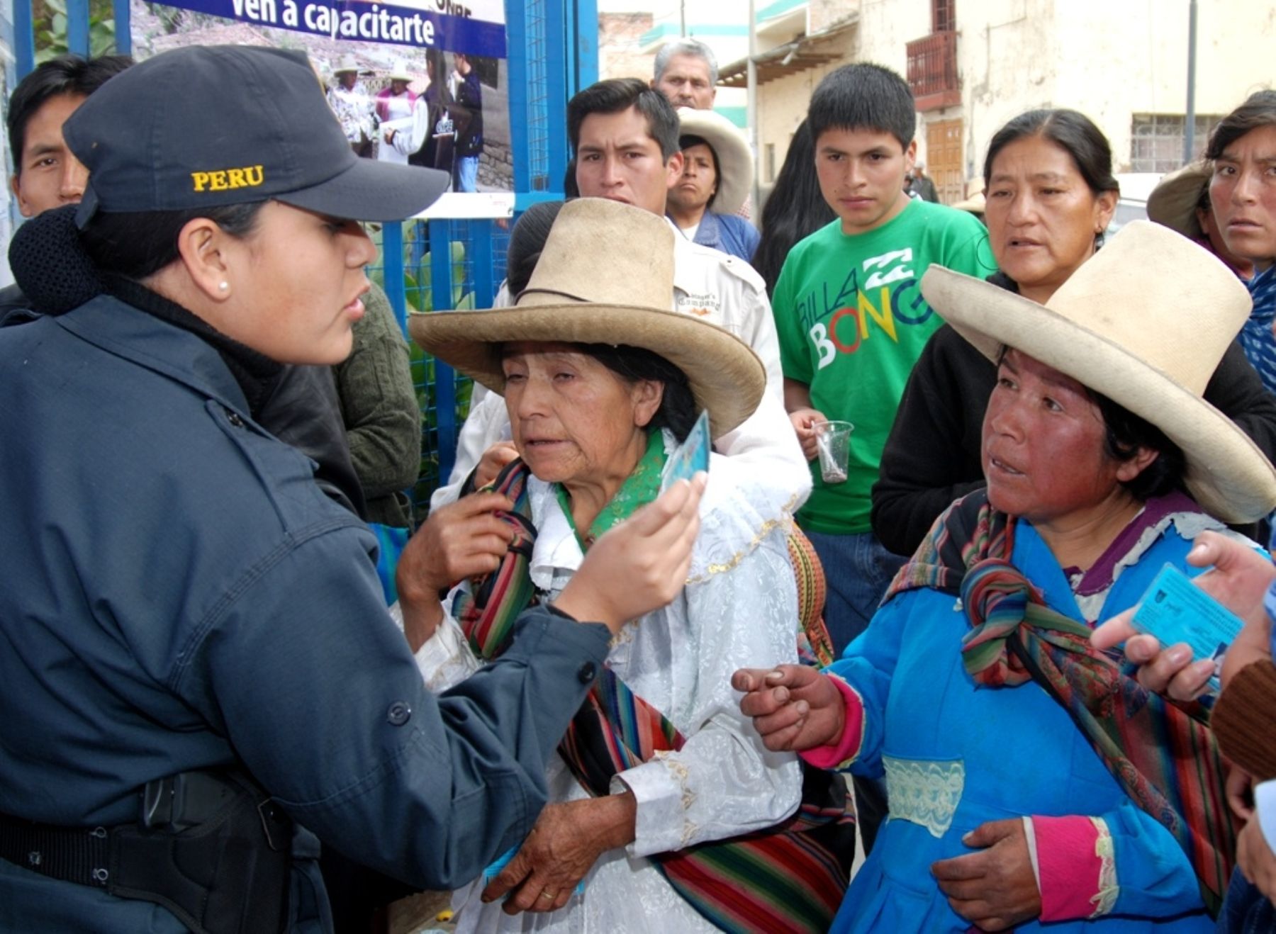 Agentes policiales ayudan a electores de Cajamarca a encontrar rápidamente sus mesas de sufragio. Foto: ANDINA/Eduard Lozano.