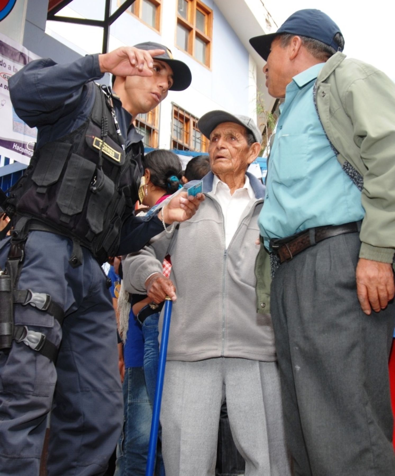 Agentes policiales ayudan a electores de Cajamarca a encontrar rápidamente sus mesas de sufragio. Foto: ANDINA/Eduard Lozano.