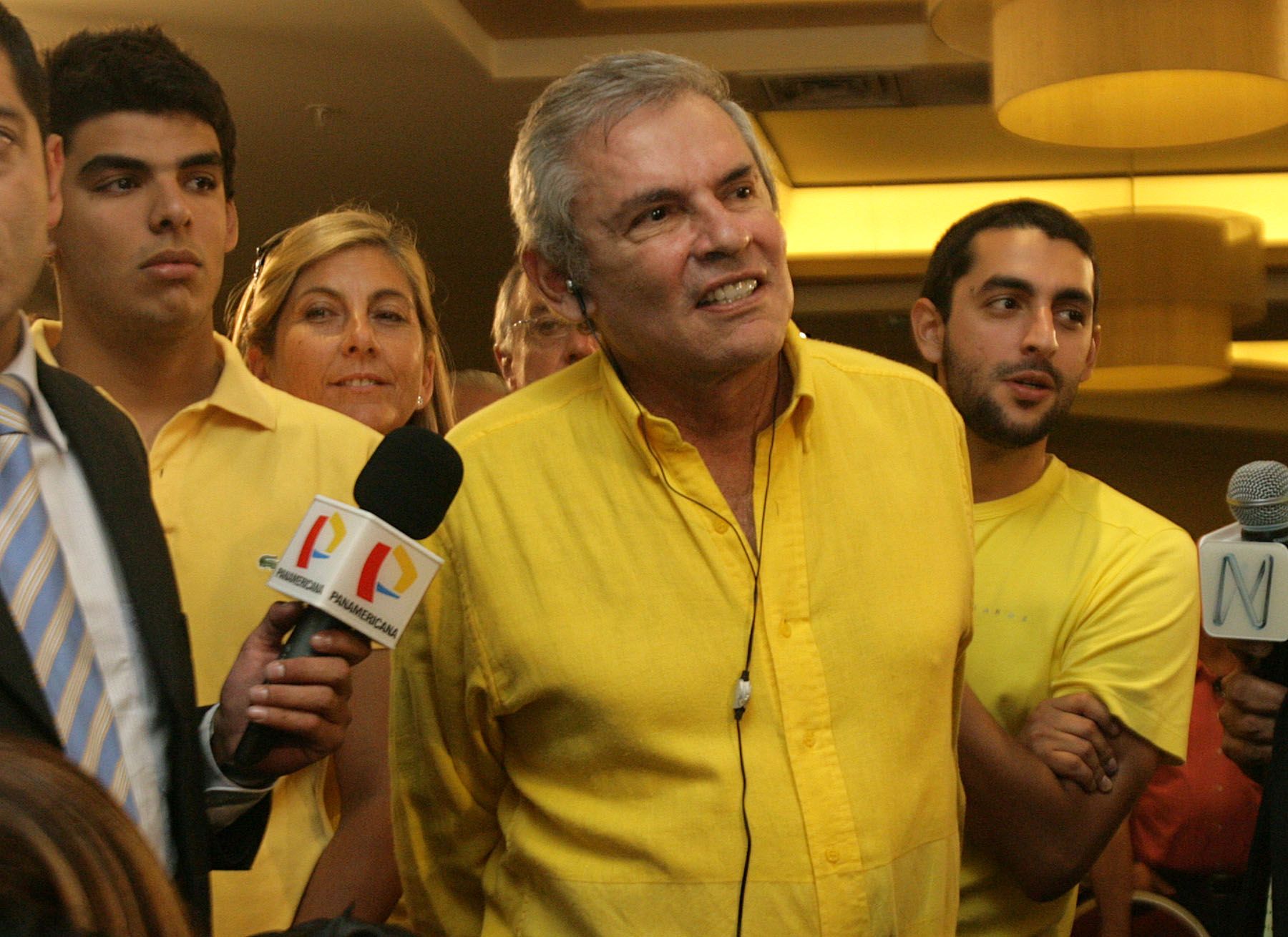 Candidato presidencial de Solidaridad, Luis Castañeda, recibe flash electoral a boca de urna en Miraflores. Foto: ANDINA/ Rubén Grández