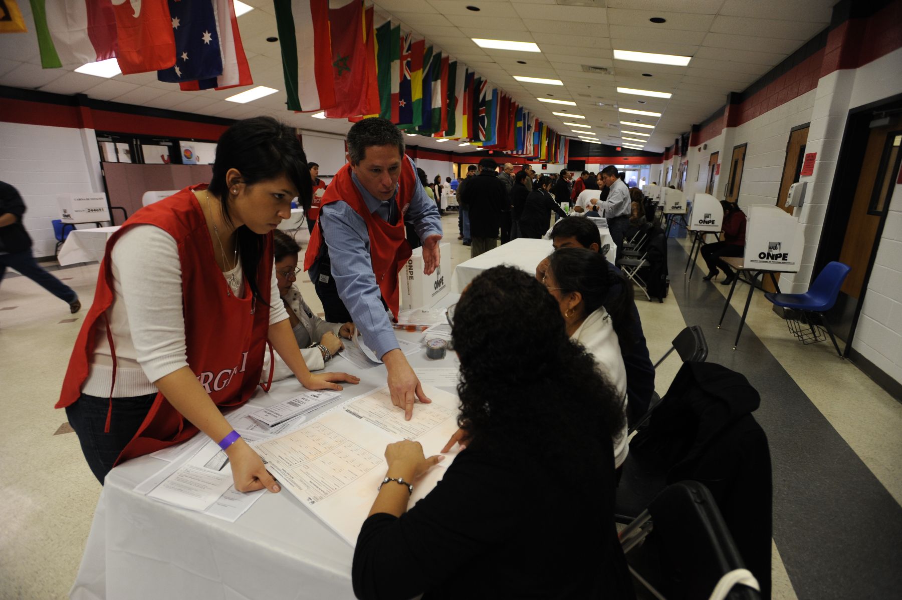 Ciudadanos peruanos ejercen hoy 10 de abril  su derecho al voto, en Virginia, Estados Unidos.
Foto: ANDINA/ Lenin Nolly