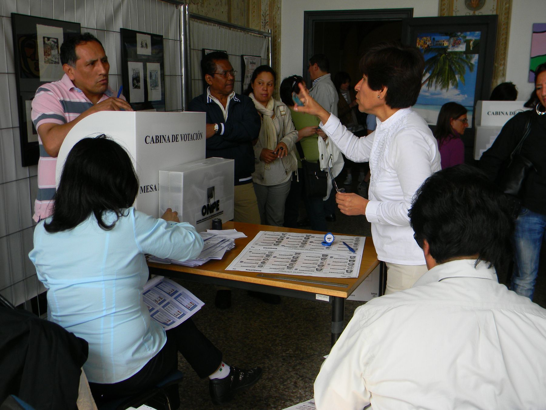 Ciudadanos peruanos acuden a sufragar en la ciudad de Genova, Italia, en el marco de las Elecciones Generales 2011.
 Foto: ANDINA / Domenica Canchano