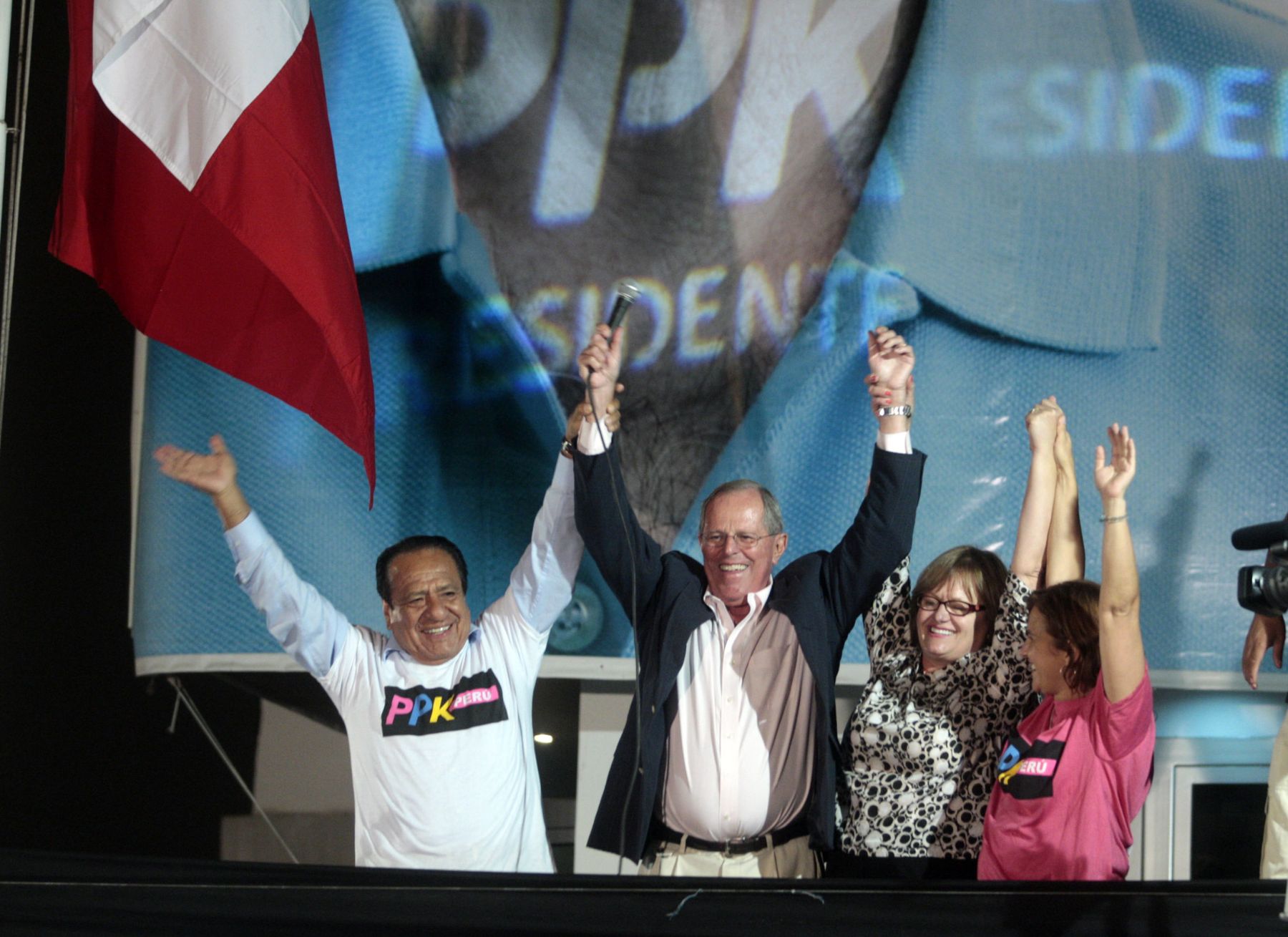 Candidato Pedro Pablo Kuczynski saluda esta noche a sus seguidores, acompañado de su plancha presidencial, tras conocer los primeros anuncios de la Onpe.
Foto: ANDINA/Jack Ramón