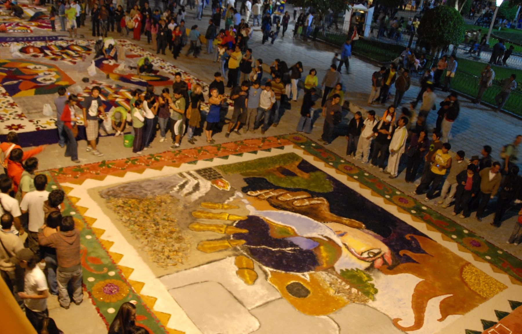 Concurso de tendido de alfombras procesionales en Ayacucho.