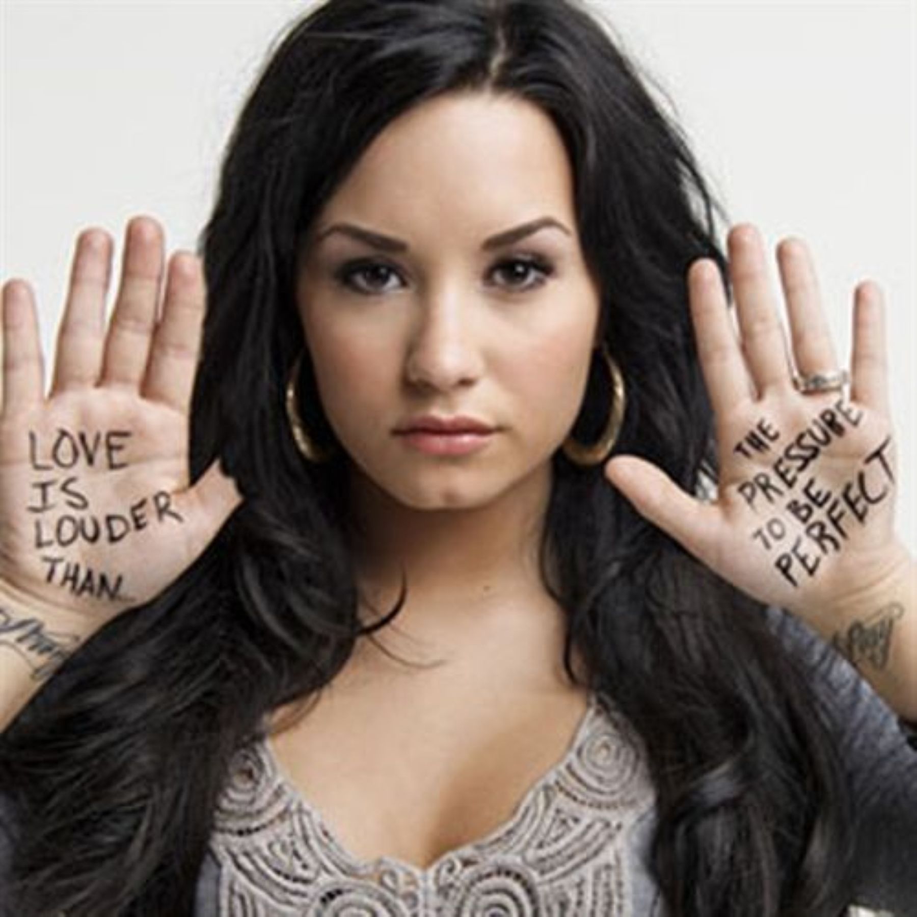 Demi Lovato inicia campaña para ayudar a los jóvenes que atraviesan "periodo oscuro". (foto Seventeen)