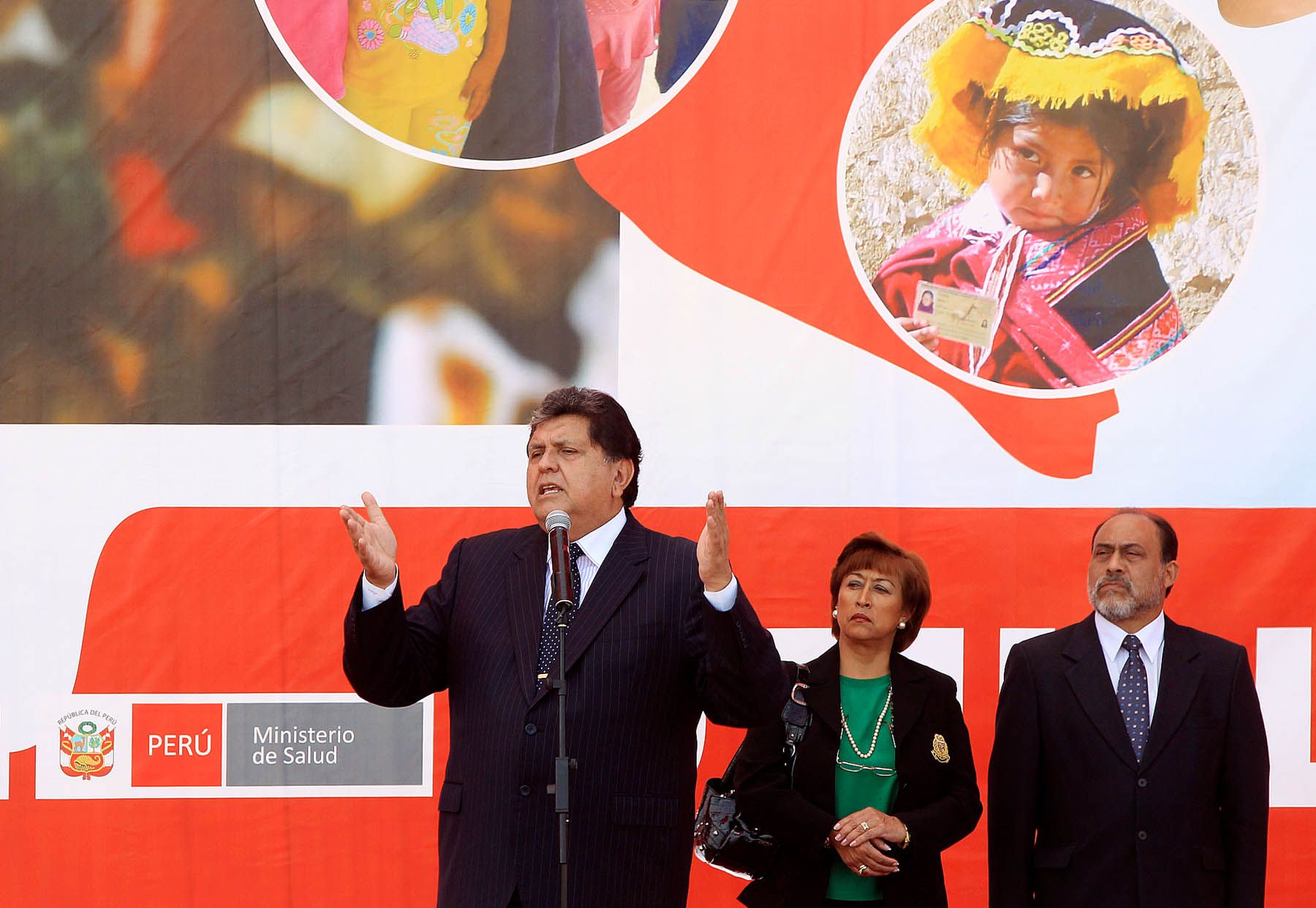 El Jefe del Estado, Alan García, presidió la ceremonia de entrega gratuita del Documento Nacional de Identidad nueve millones, a menores de edad, en el colegio Alfonso Ugarte, ubicado en San Isidro. Foto: ANDINA/Carlos Lezama.