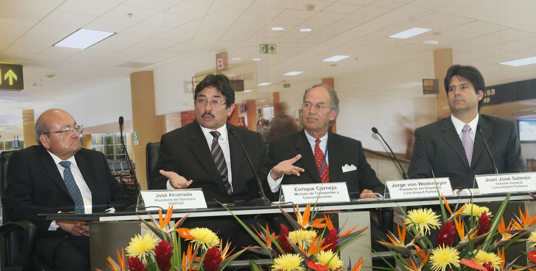 Ministro de Transportes y Comunicaciones, Enrique Cornejo, durante presentación de estampilla conmemorativa, en el aeropuerto Internacional Jorge Chávez.
Foto: ANDINA/Norman Córdova