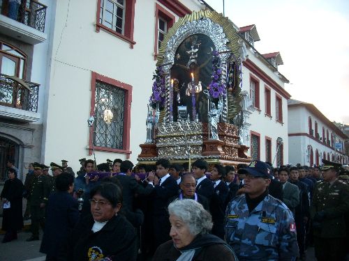 Procesión del Señor de los Milagros en Puno. Foto: ANDINA/Atilio Alejo.