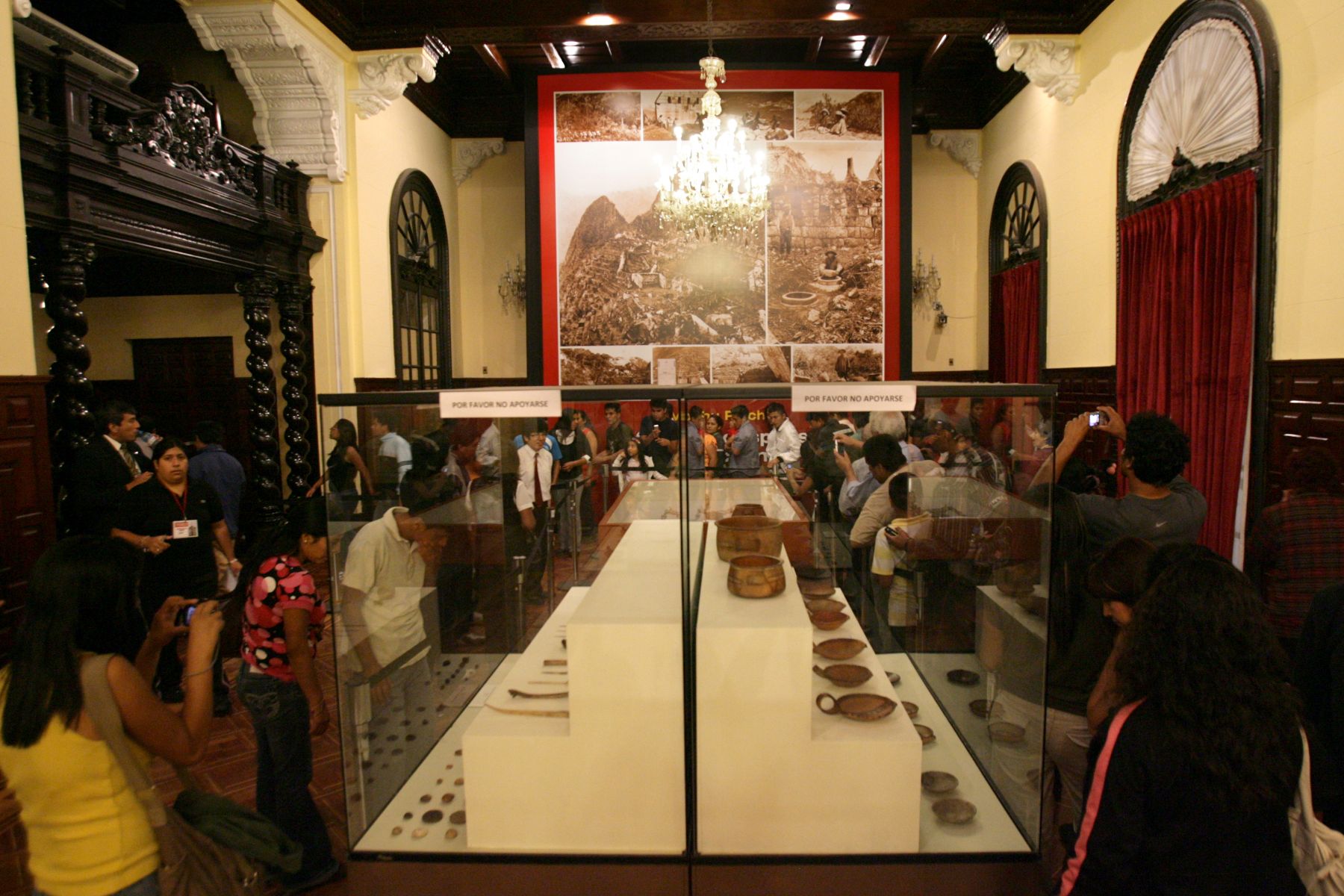 Limeans visit exhibition of artifacts returned by Yale University to Peru at the Government Palace in the nation