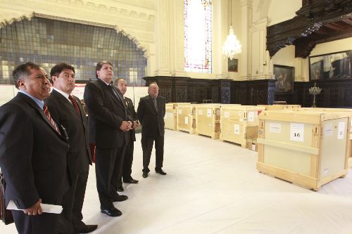 Presidente de la República, Alan García, entregó a autoridades del Cusco piezas recuperadas de Machu Picchu.
 Foto: Sepres