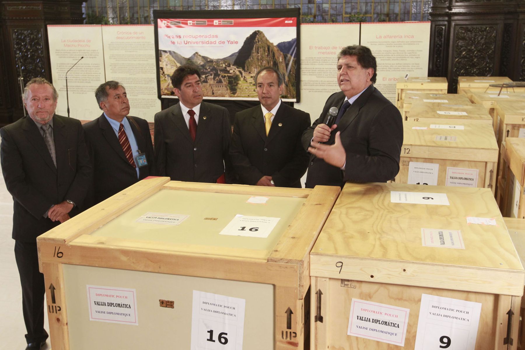 Presidente de la República, Alan García, entregó a autoridades del Cusco piezas recuperadas de Machu Picchu.
 Foto: Sepres