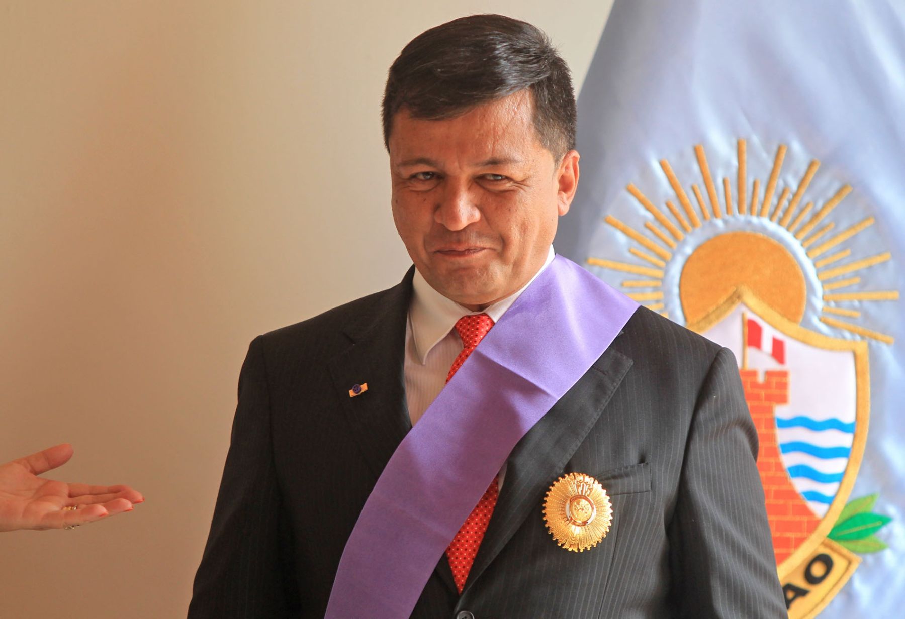 El alcalde del Callao, Juan Sotomayor García, es condecorado por la jefa del Gabinete, Rosario Fernández Figueroa. Foto: ANDINA/Carlos Lezama.