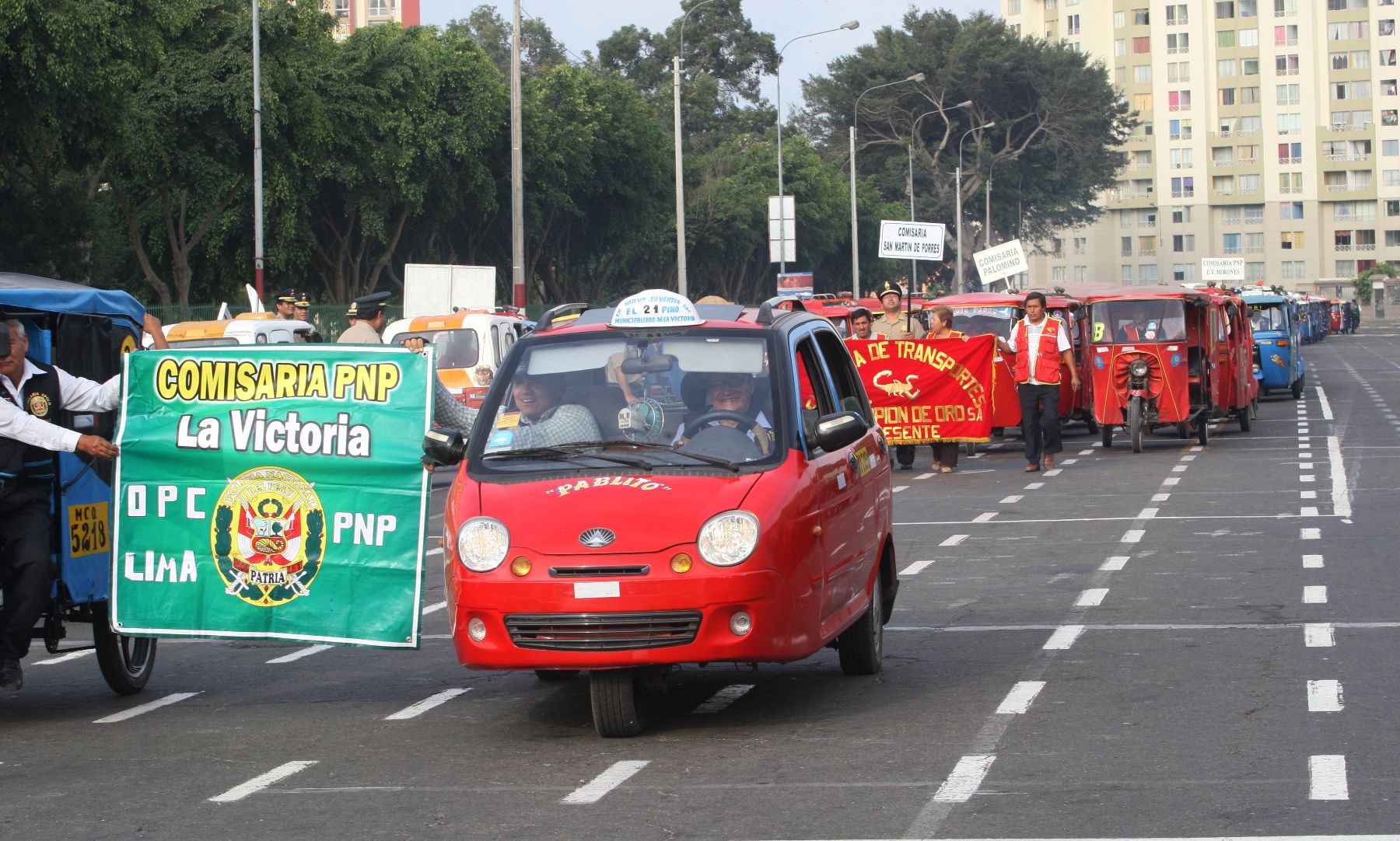 General Javier Sanguineti lanza programa Mototaxi Civico, en el Campo de Marte. Foto: ANDINA/Norman Córdova.