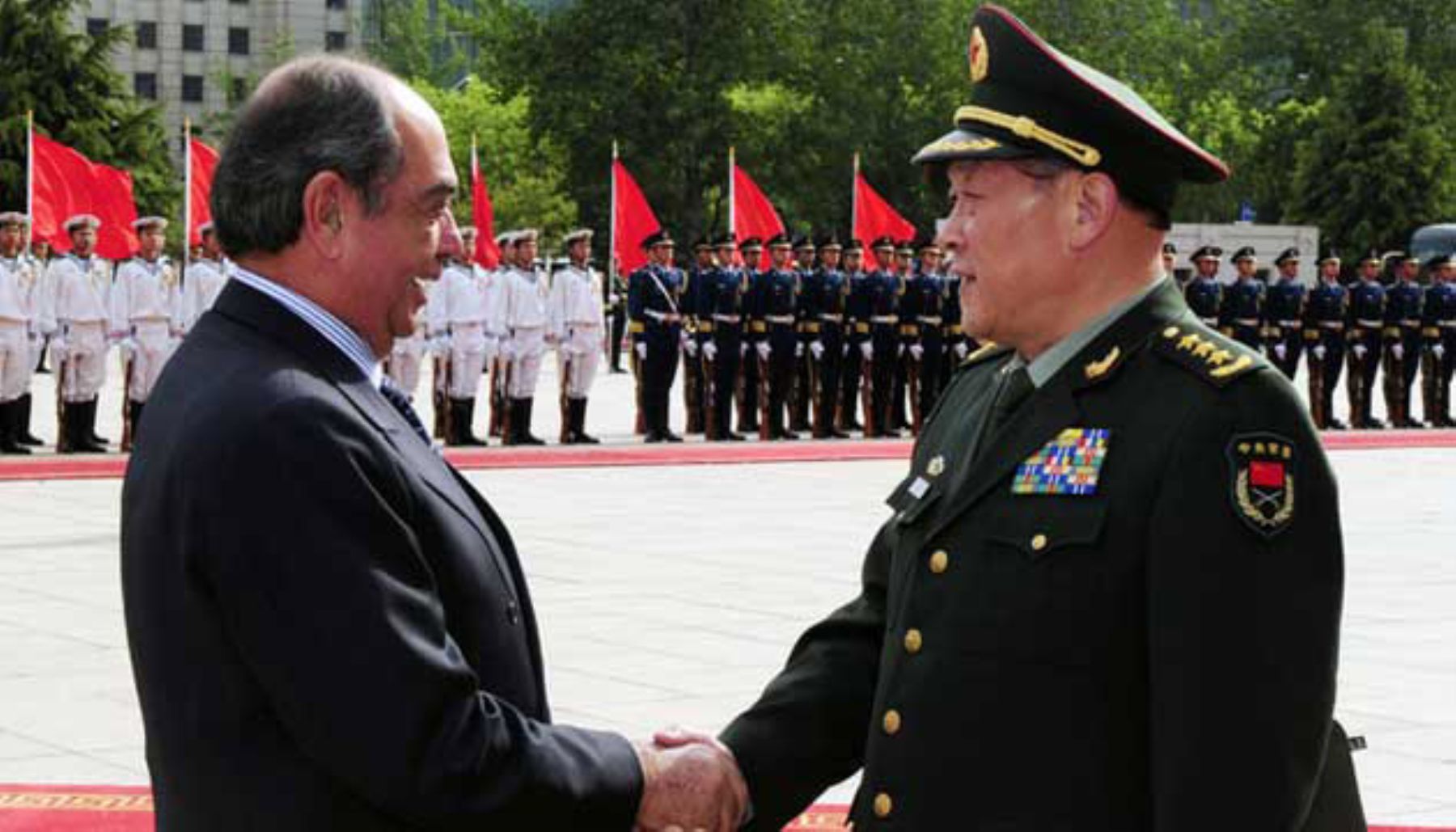 El ministro de Defensa del Perú, Jaime Thorne León, es recibido por su homólogo de la República Popular China, Liang Guanglie, en la ciudad  de Beijing. Foto: Ministerio de Defensa