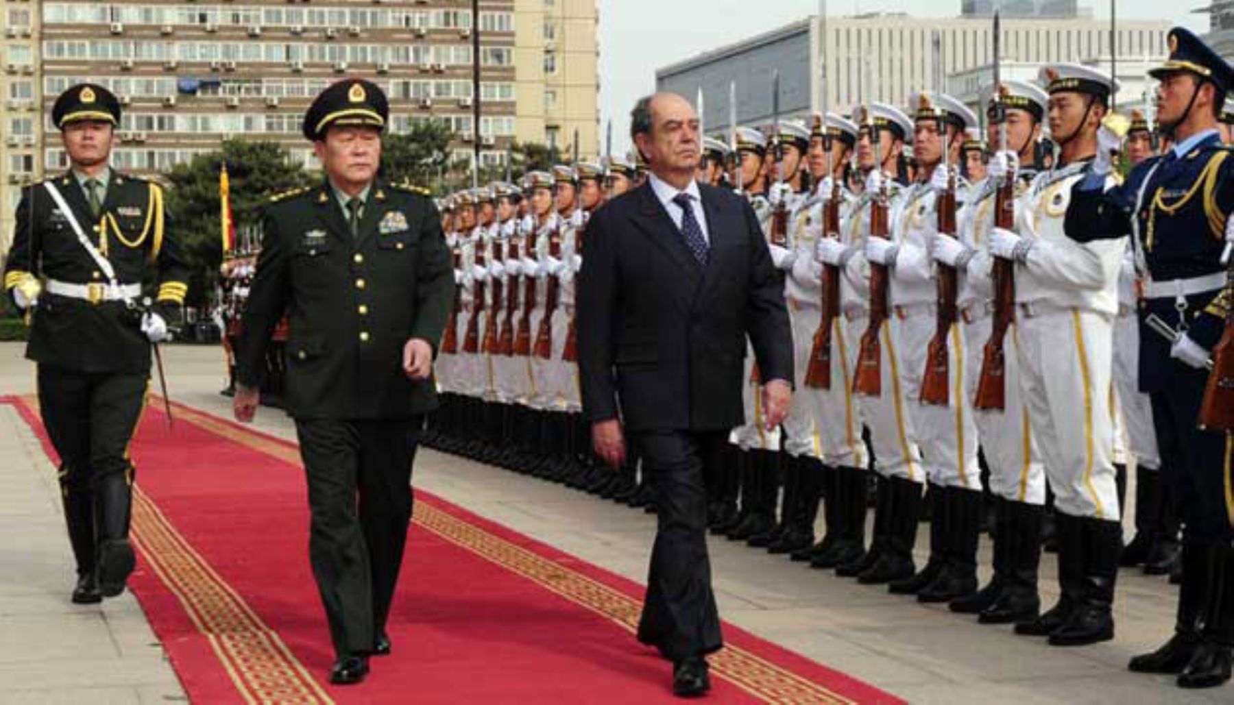 El ministro de Defensa del Perú, Jaime Thorne León, es recibido por su homólogo de la República Popular China, Liang Guanglie, en la ciudad  de Beijing. Foto: Ministerio de Defensa