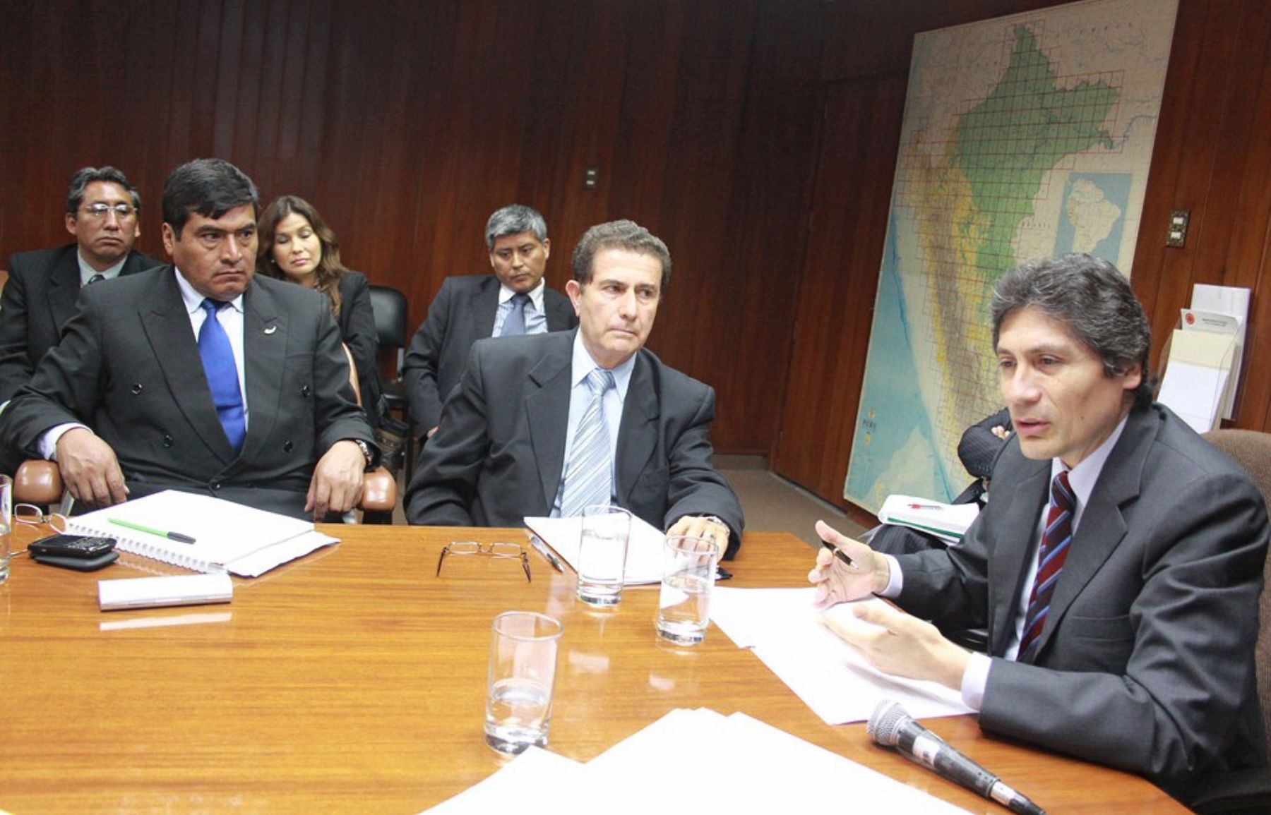 Viceministro de Minas, Fernando Gala, y presidente regional de Puno, Mauricio Rodríguez. en reunión en el MEM.