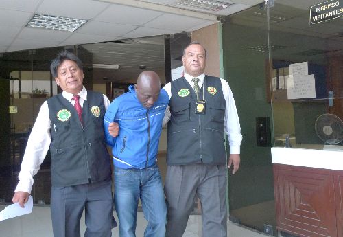 Presentan a camerunés Arnold Messambo Ewane, estafador en la modalidad del "cuento del dólar negro". Foto: ANDINA.