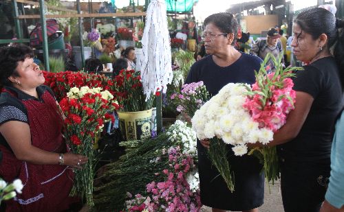 Venta de Flores por el Día de la Madre. 

Foto: ANDINA/Norman Córdova