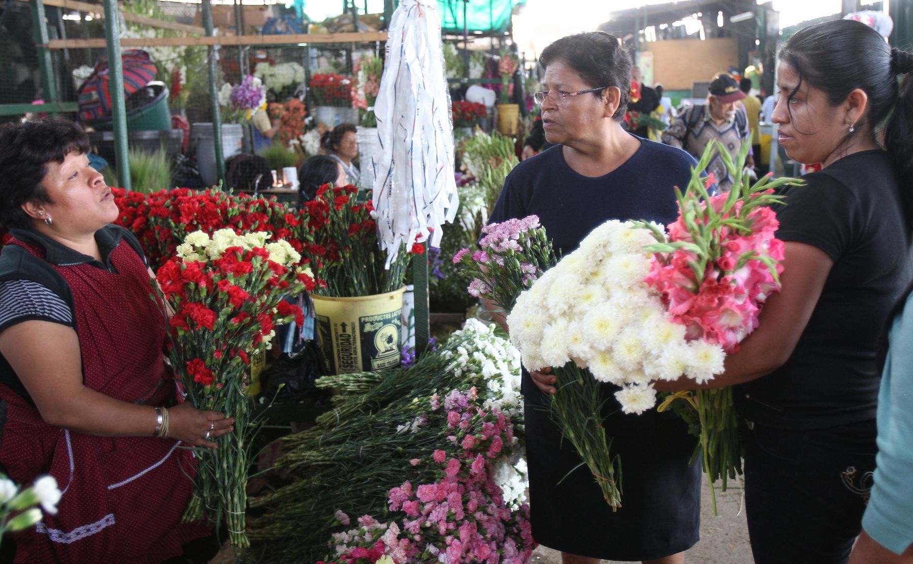 Venta de Flores por el Día de la Madre. 

Foto: ANDINA/Norman Córdova