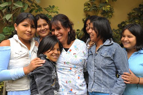 BLANDINA CARDENAS, TUTORA DE LA CASA 7 DE LA CASA HOGAR SAGRADO CORAZON DE JESUS,FOTOGRAFIADA CON LAS NIÑAS RESIDENTES. / TRES "MADRES" DE LA CASA HOGAR SAGRADO CORAZÓN DE JESÚS EN LOS OLIVOS.
Foto: ANDINA/Oscar Durand