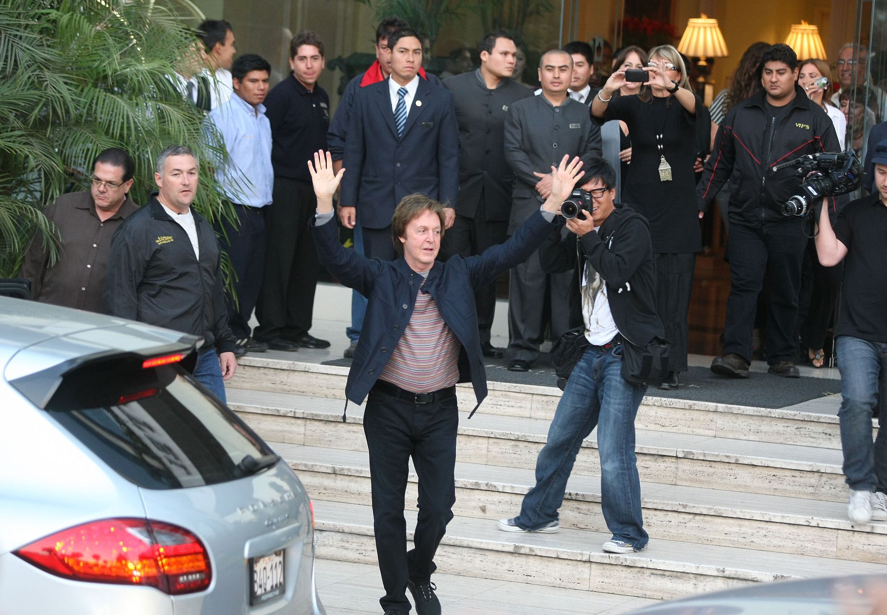 Paul McCartney greets his fans outside his hotel. Photo: ANDINA/Vidal Tarqui