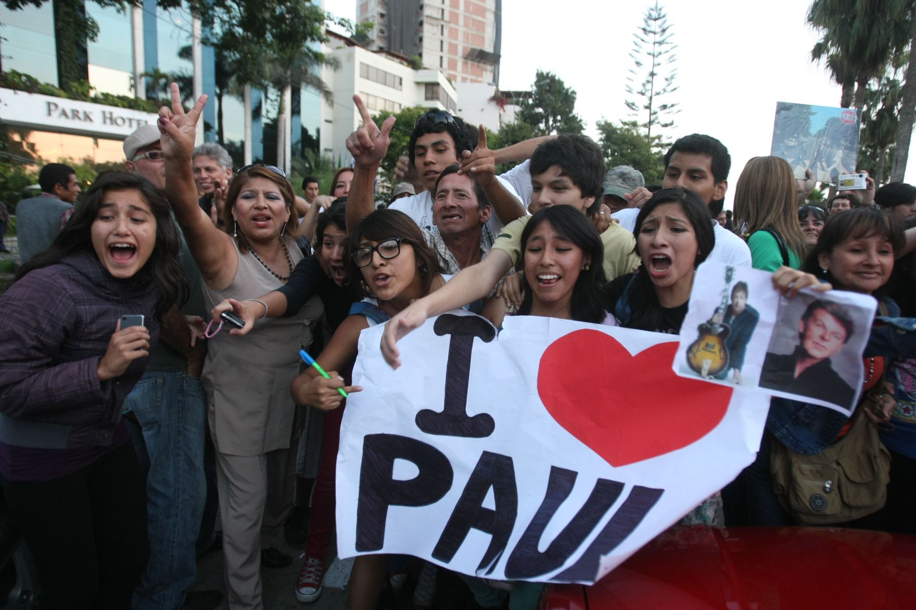 Macca fans gathered outside Miraflores Park Plaza hotel. Photo: ANDINA/Vidal Tarqui