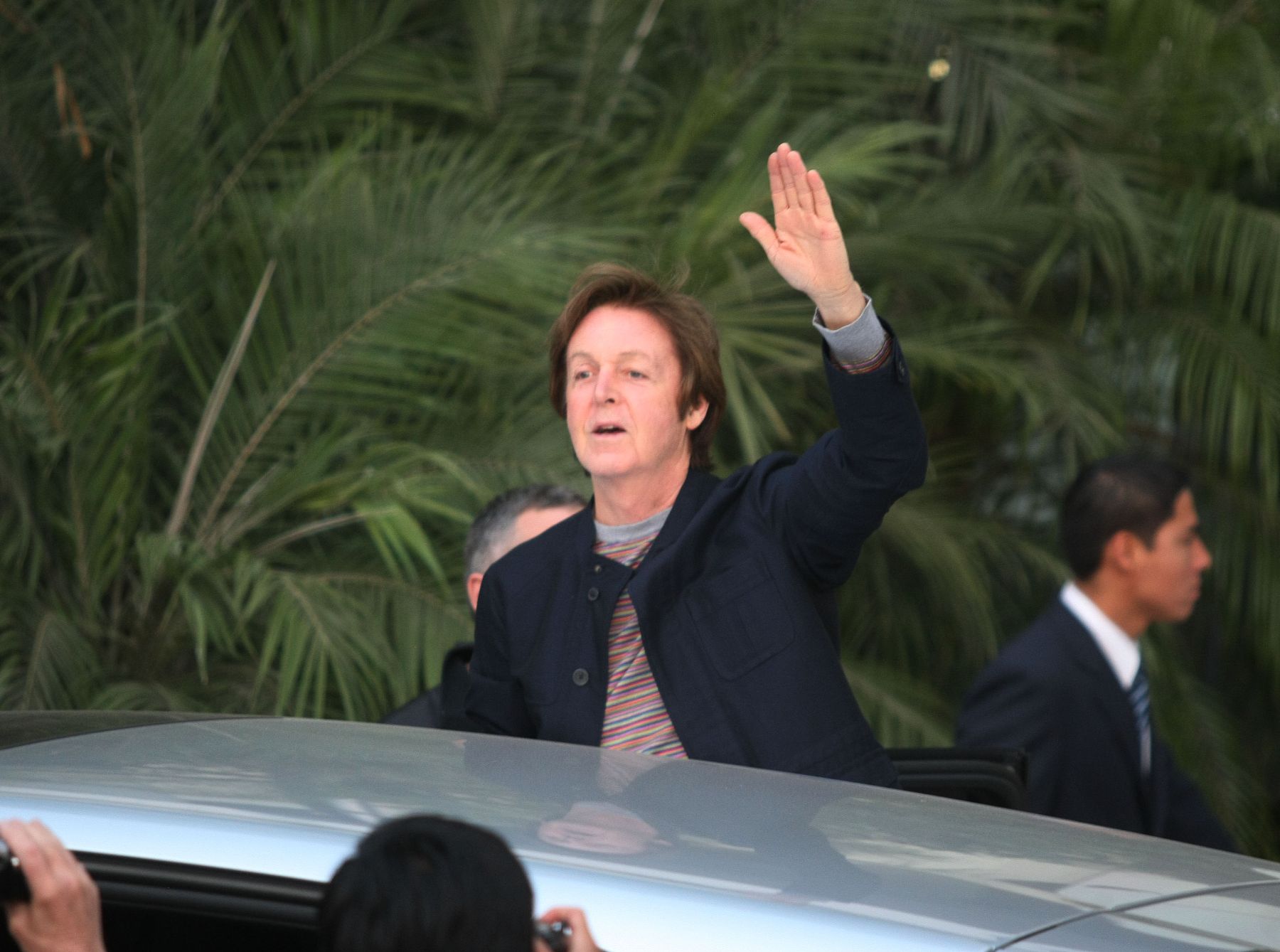 Paul McCartney greets his fans outside his hotel. Photo: ANDINA/Vidal Tarqui