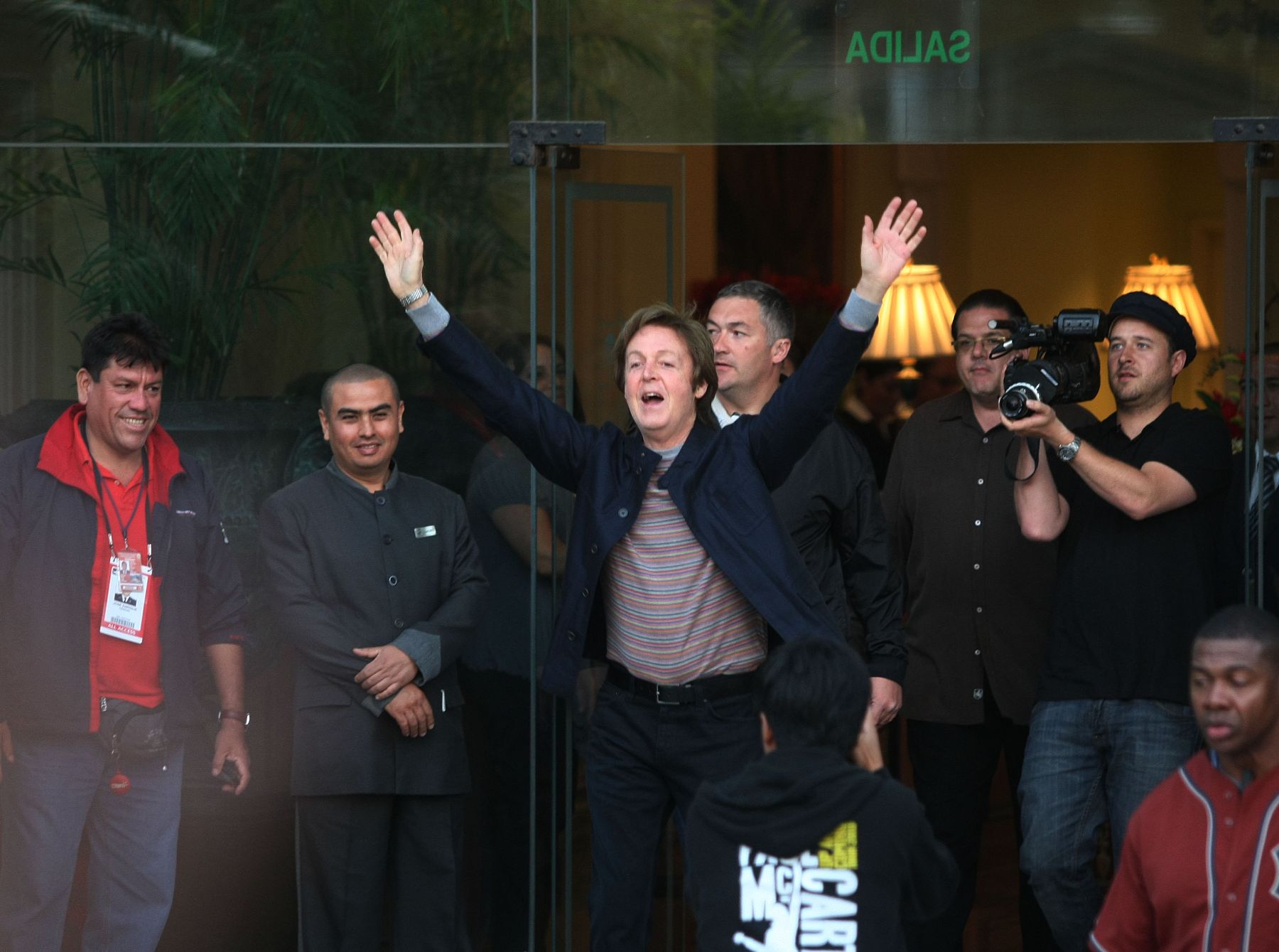 Paul McCartney saluda a sus fans en los exteriores del hotel Miraflores Park Plaza, en horas de la tarde. Foto: ANDINA/Vidal Tarqui
