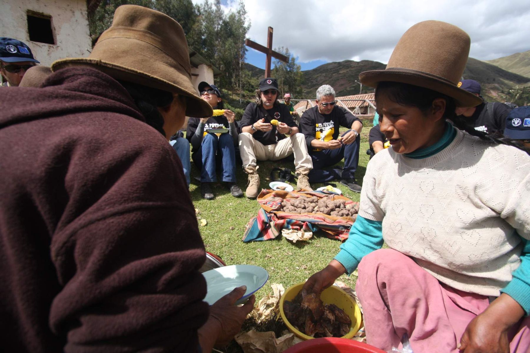 Roberto Baggio degustó cuy, papa y choclo en comunidad campesina de ...