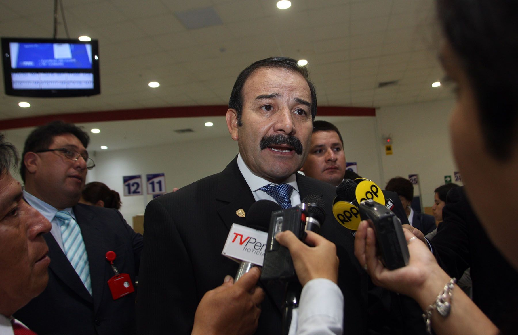 Ministro del Interior. Miguel Hidalgo, declara a la prensa tras la inauguración del Centro de Atención Telefónica "Aló Mac", para consultas sobre servicios del Estado, en Plaza Norte. Foto: ANDINA/Gustavo Sánchez