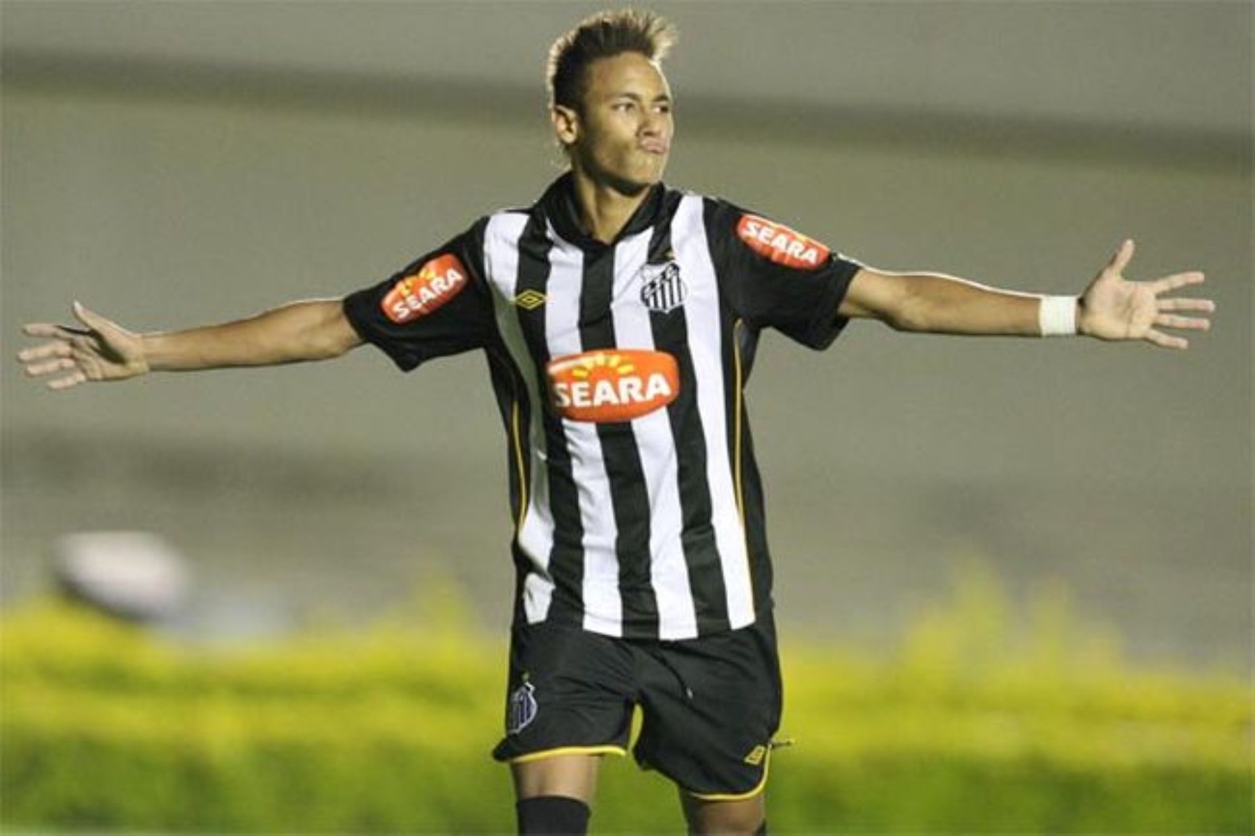 Neymar, joven delantero del Santos de Brasil, celebra su gol.