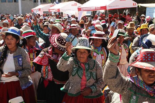 Banco de la Nación entrega tarjetas Multired a madres del programa Juntos del país. Foto: Banco de la Nación.