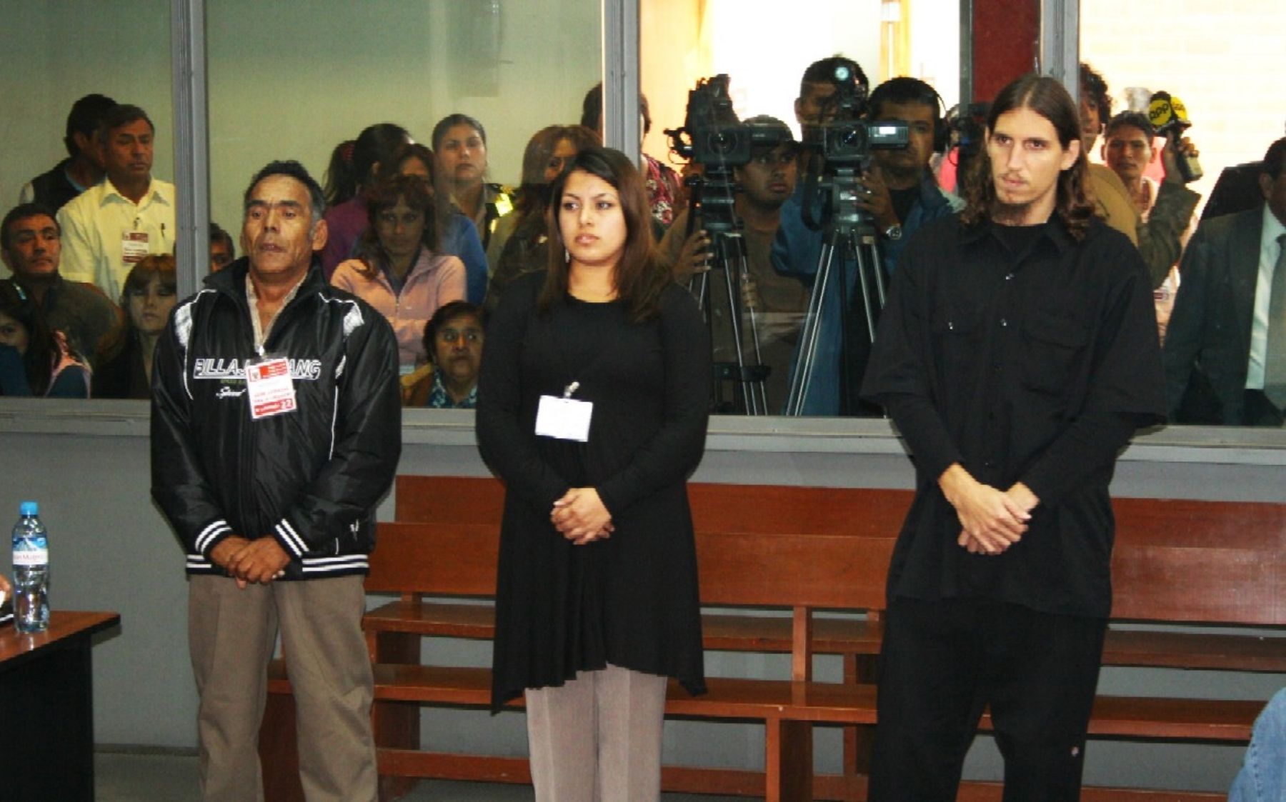 Estadounidense William Tricket Smith II, junto a LOS coprocesados Mónica Cecilia Muñoz Pereda y Justo José Servigón Solano, durante audiencia oral en la Sala Penal del Poder Judicial. Foto: ANDINA/Poder Judicial.