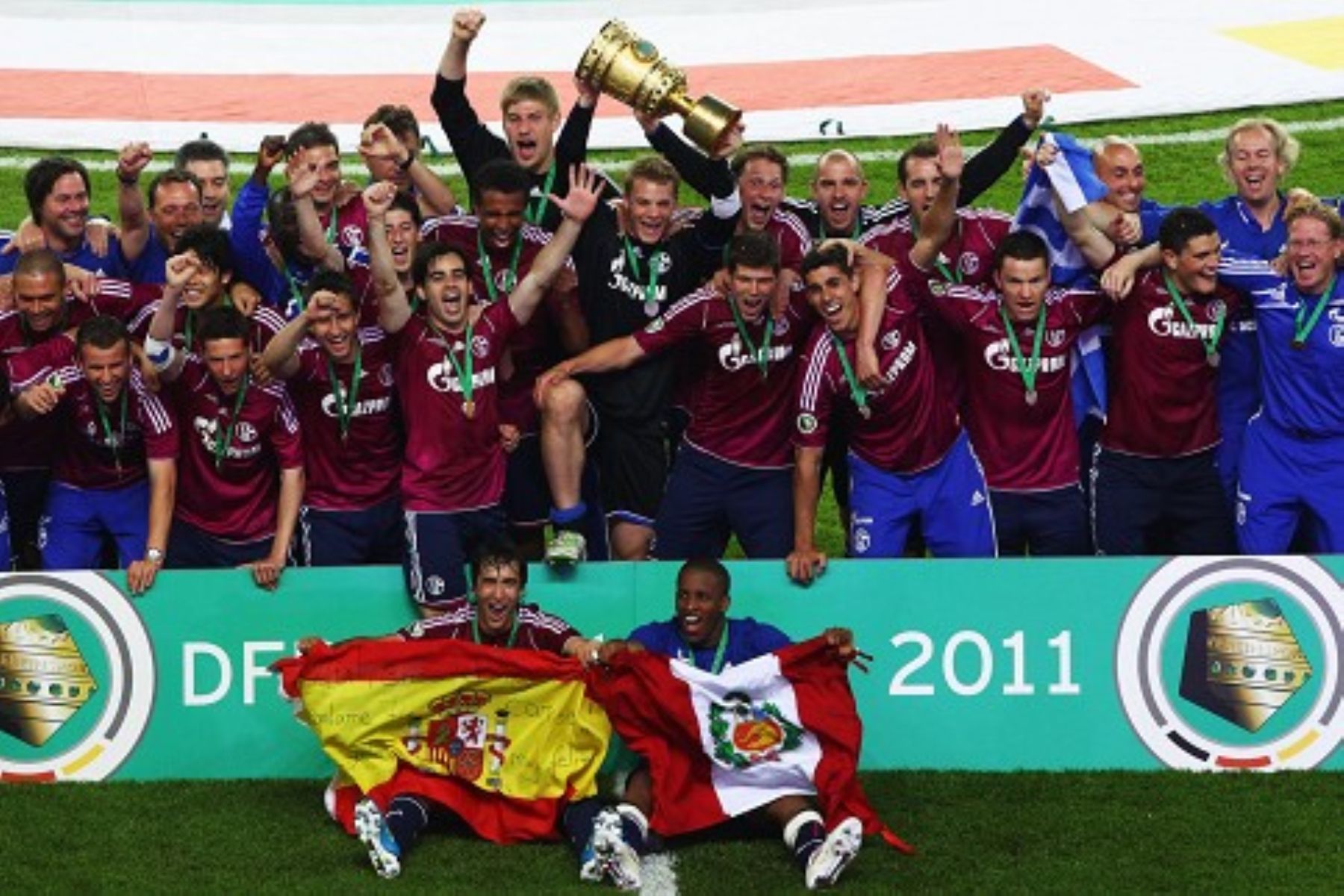Con Gran Actuacion De Jefferson Farfan Schalke 04 Se Corono Campeon De La Copa Alemana Noticias Agencia Peruana De Noticias Andina